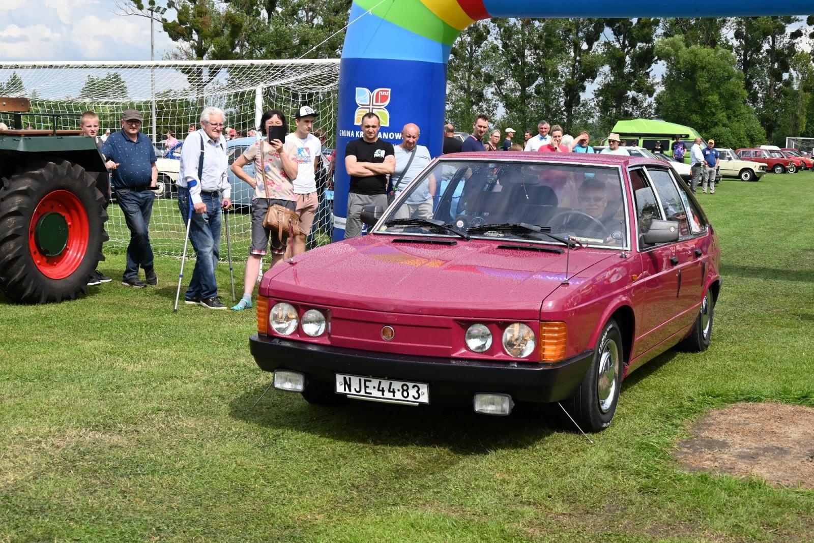 Zdjęcie w galerii na portalu naszraciborz.pl: Zlot w Zabełkowie. Stroje skrojone pod model oldtimera  wiadomości z regionu