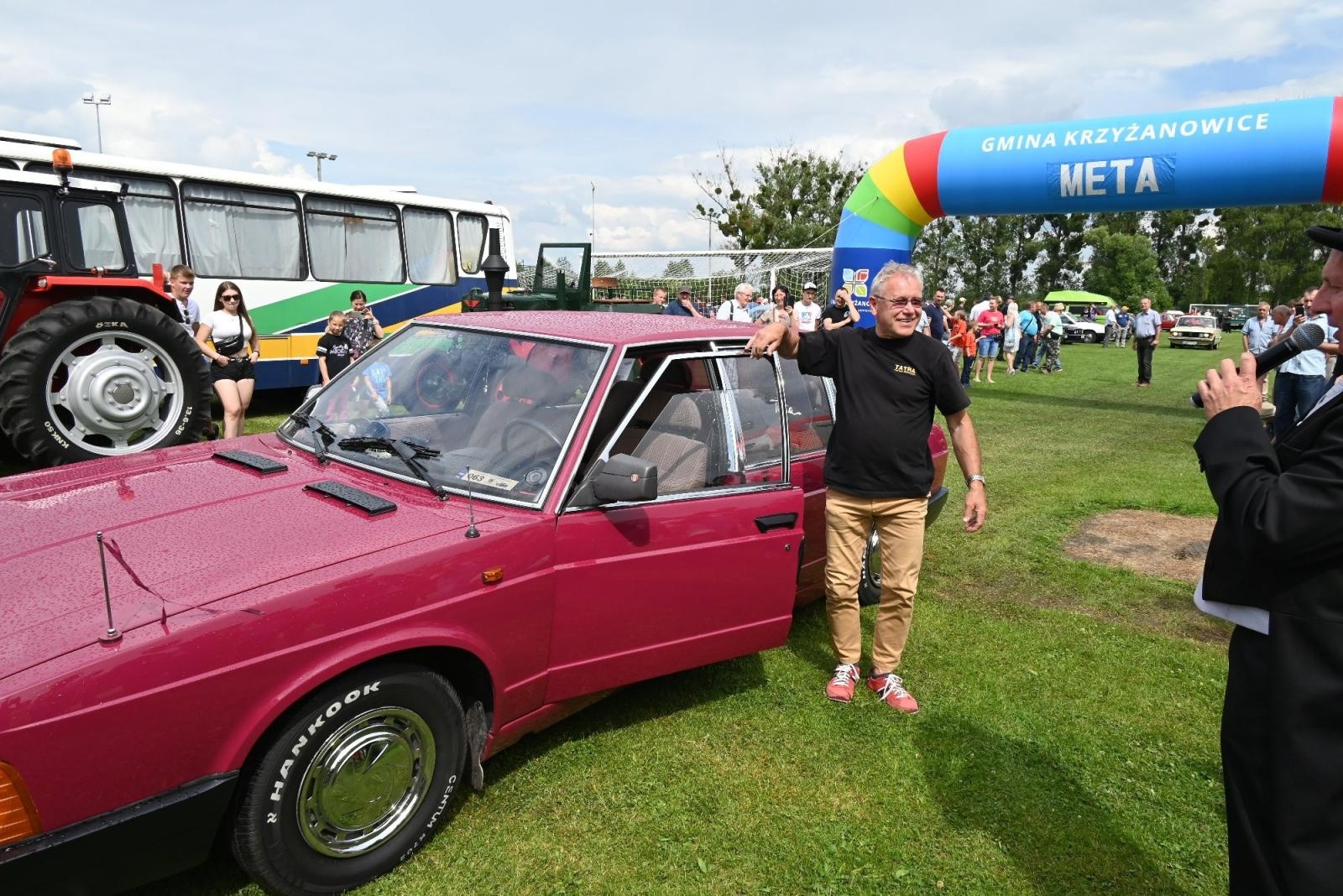 Zdjęcie w galerii na portalu naszraciborz.pl: Zlot w Zabełkowie. Stroje skrojone pod model oldtimera  wiadomości z regionu