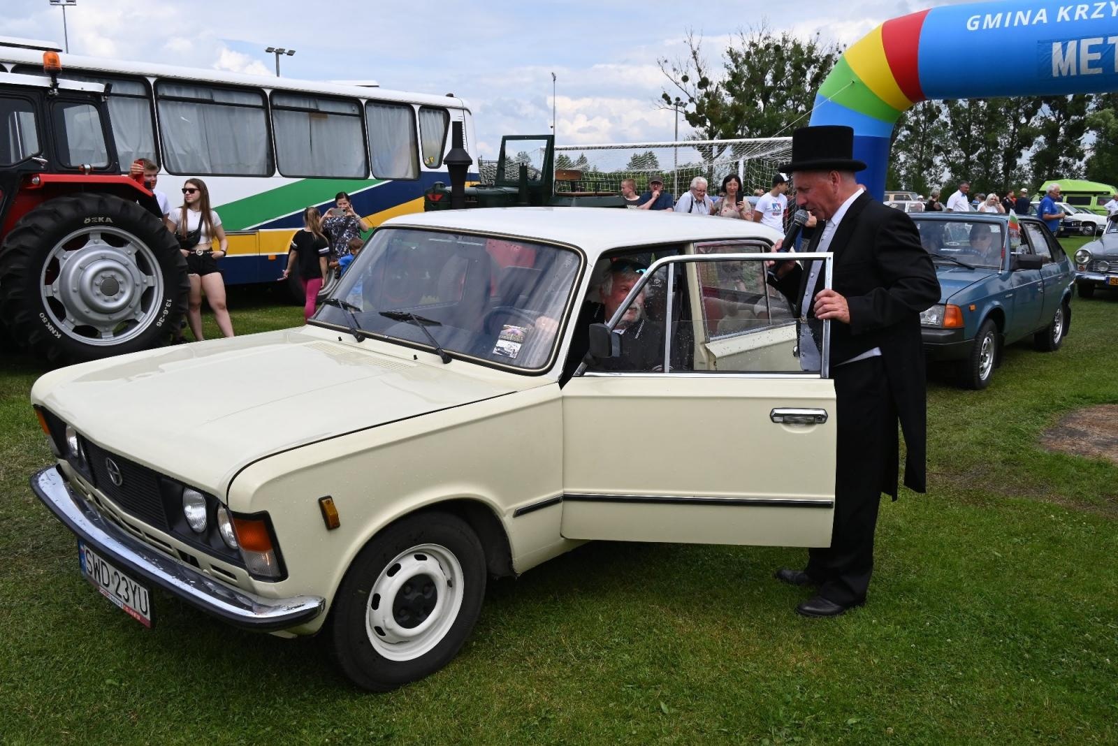 Zdjęcie w galerii na portalu naszraciborz.pl: Zlot w Zabełkowie. Stroje skrojone pod model oldtimera  wiadomości z regionu
