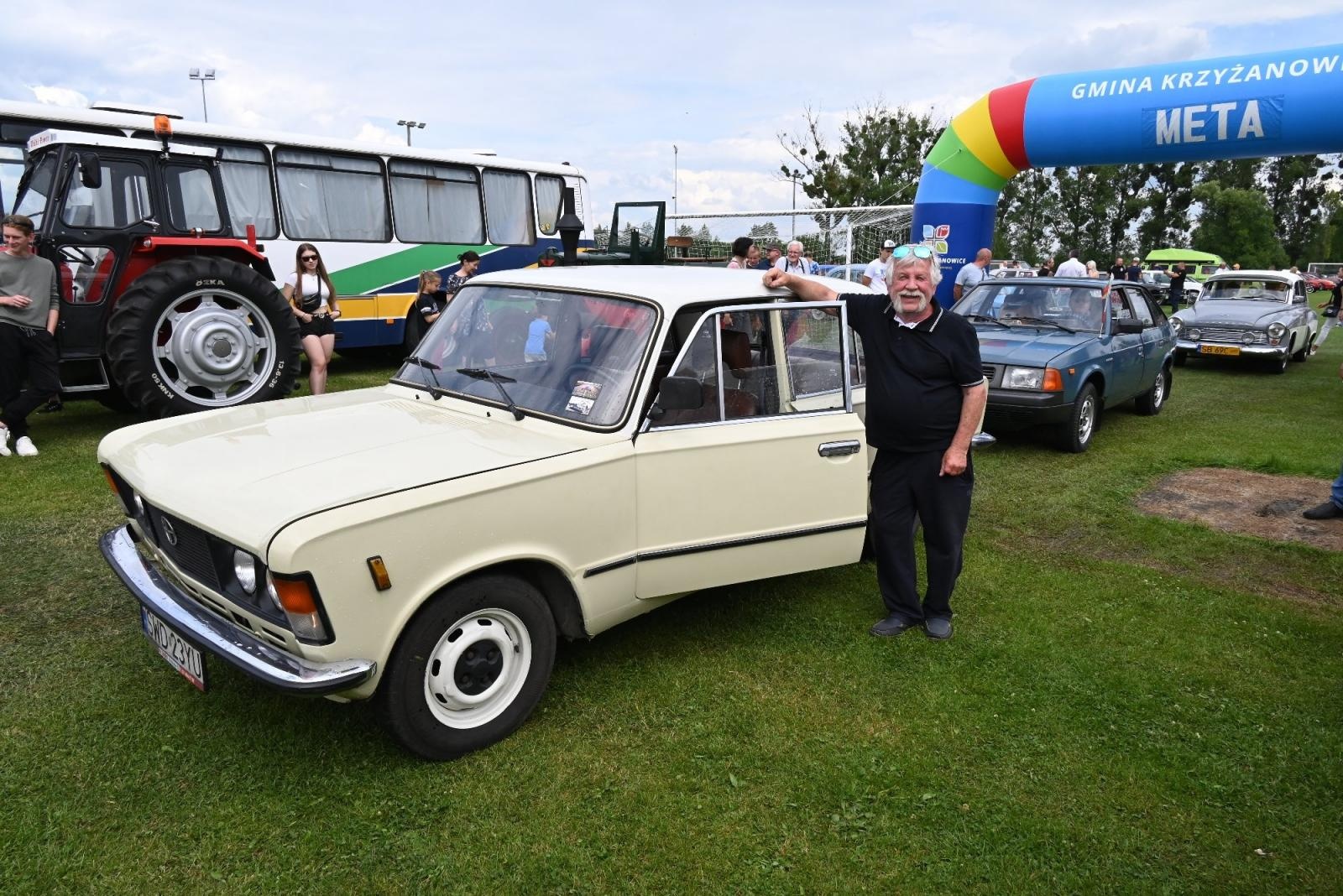Zdjęcie w galerii na portalu naszraciborz.pl: Zlot w Zabełkowie. Stroje skrojone pod model oldtimera  wiadomości z regionu