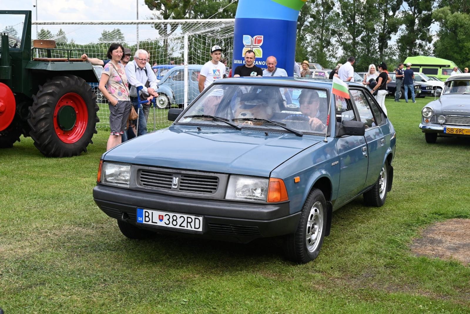 Zdjęcie w galerii na portalu naszraciborz.pl: Zlot w Zabełkowie. Stroje skrojone pod model oldtimera  wiadomości z regionu