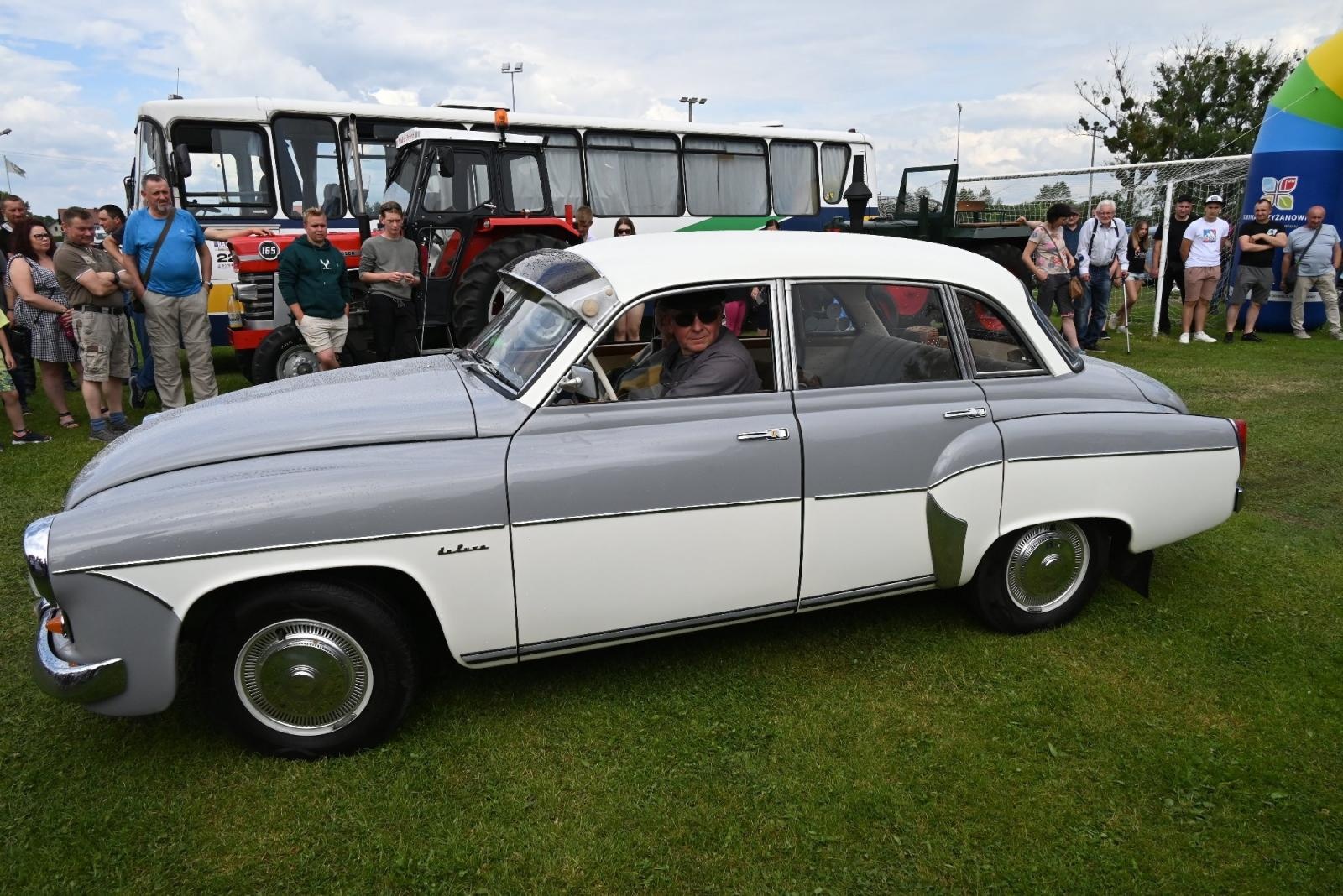Zdjęcie w galerii na portalu naszraciborz.pl: Zlot w Zabełkowie. Stroje skrojone pod model oldtimera  wiadomości z regionu