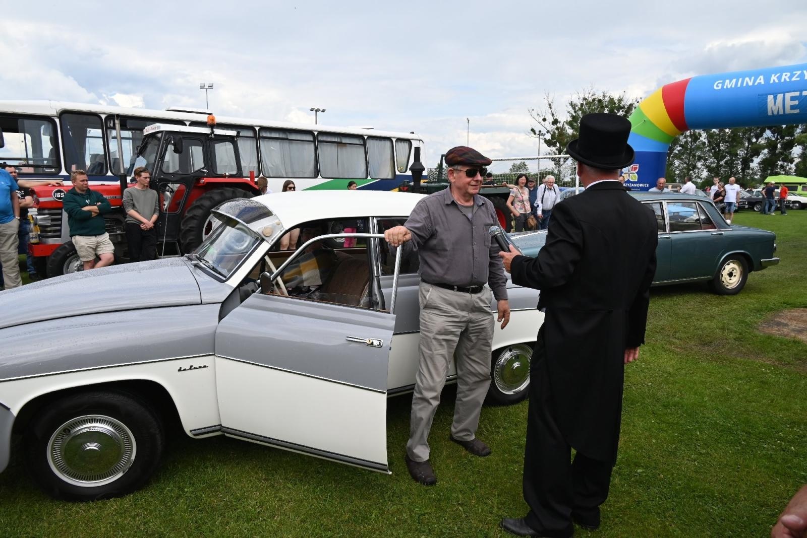 Zdjęcie w galerii na portalu naszraciborz.pl: Zlot w Zabełkowie. Stroje skrojone pod model oldtimera  wiadomości z regionu