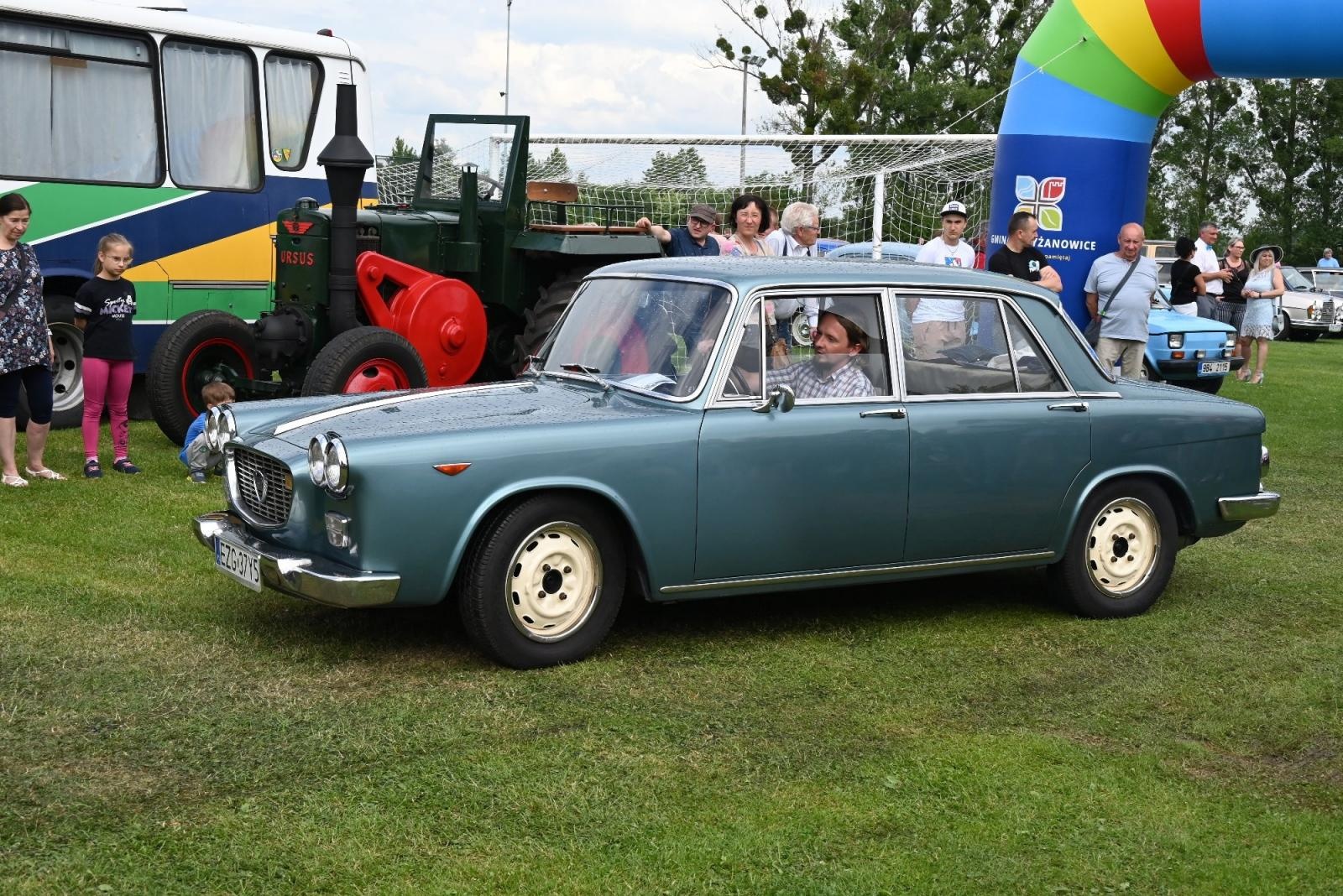 Zdjęcie w galerii na portalu naszraciborz.pl: Zlot w Zabełkowie. Stroje skrojone pod model oldtimera  wiadomości z regionu