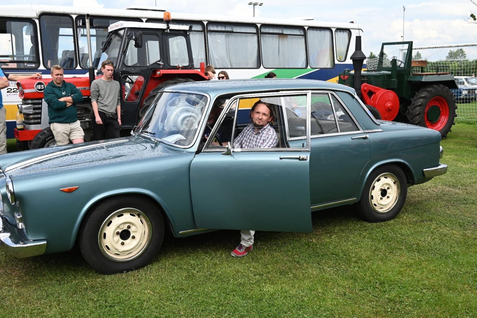 Zdjęcie w galerii na portalu naszraciborz.pl: Zlot w Zabełkowie. Stroje skrojone pod model oldtimera  wiadomości z regionu