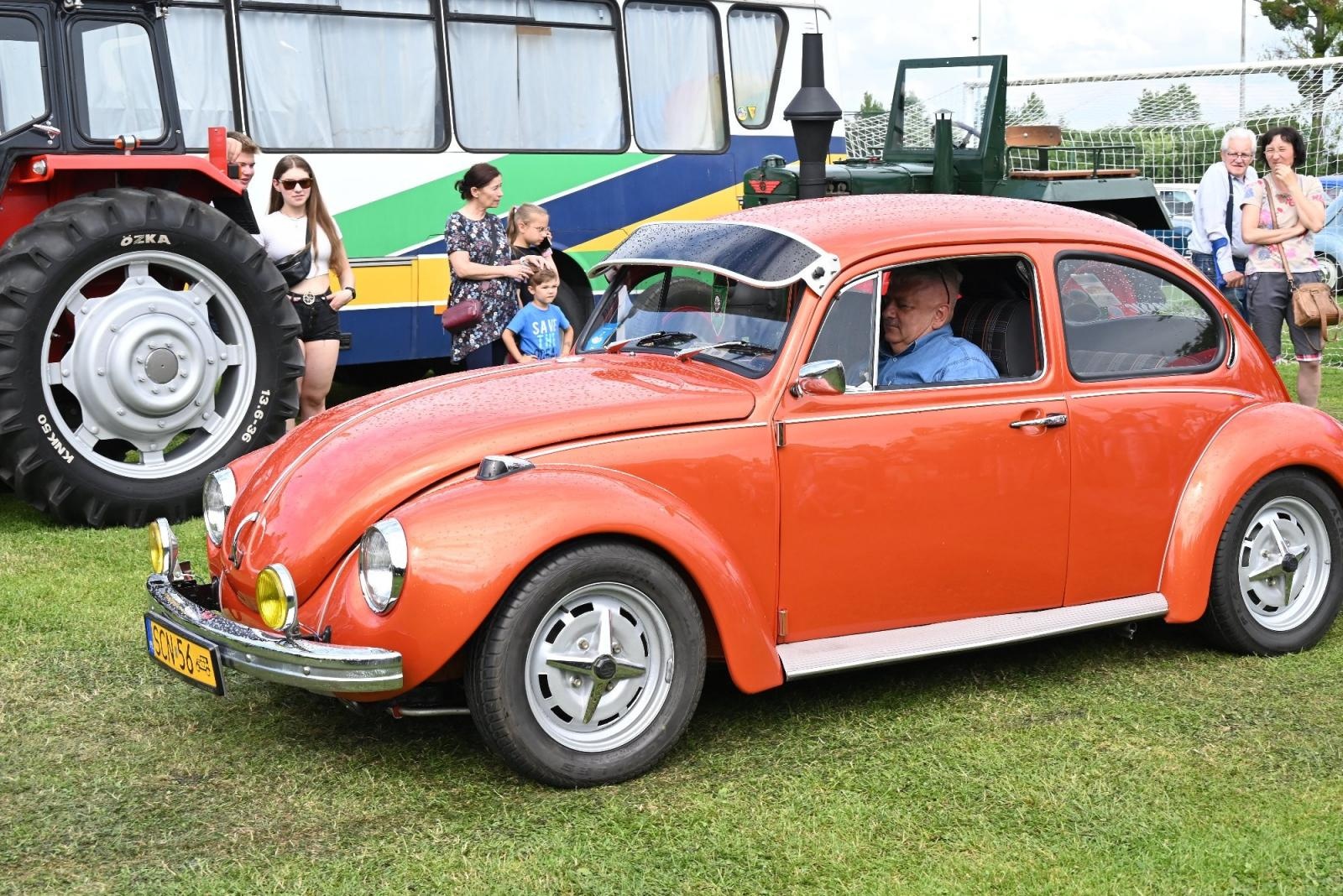 Zdjęcie w galerii na portalu naszraciborz.pl: Zlot w Zabełkowie. Stroje skrojone pod model oldtimera  wiadomości z regionu