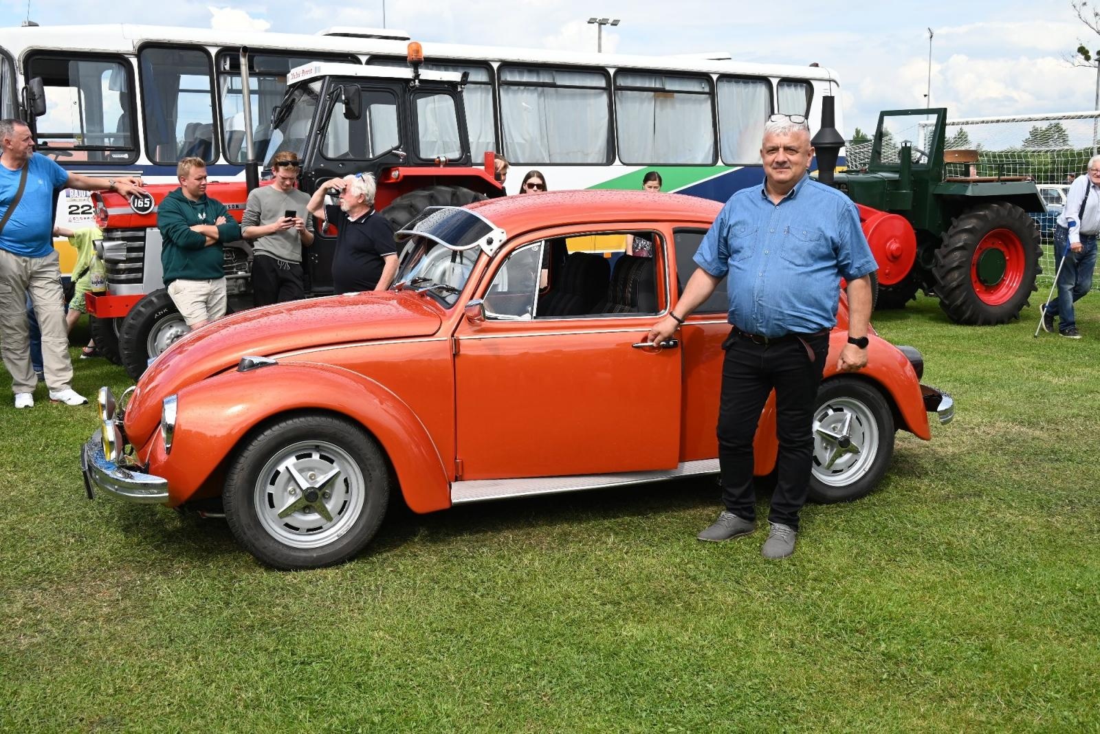 Zdjęcie w galerii na portalu naszraciborz.pl: Zlot w Zabełkowie. Stroje skrojone pod model oldtimera  wiadomości z regionu