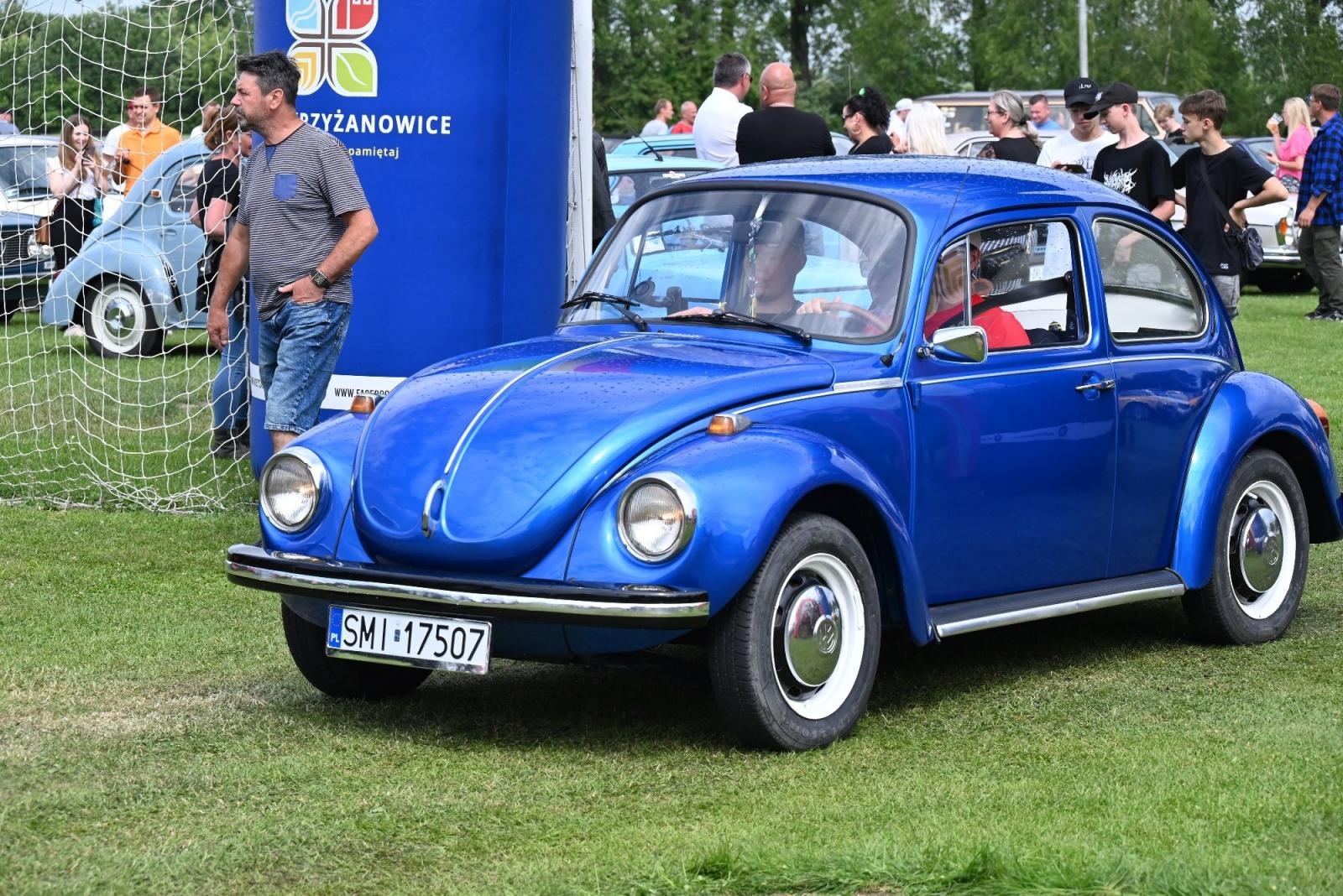 Zdjęcie w galerii na portalu naszraciborz.pl: Zlot w Zabełkowie. Stroje skrojone pod model oldtimera  wiadomości z regionu
