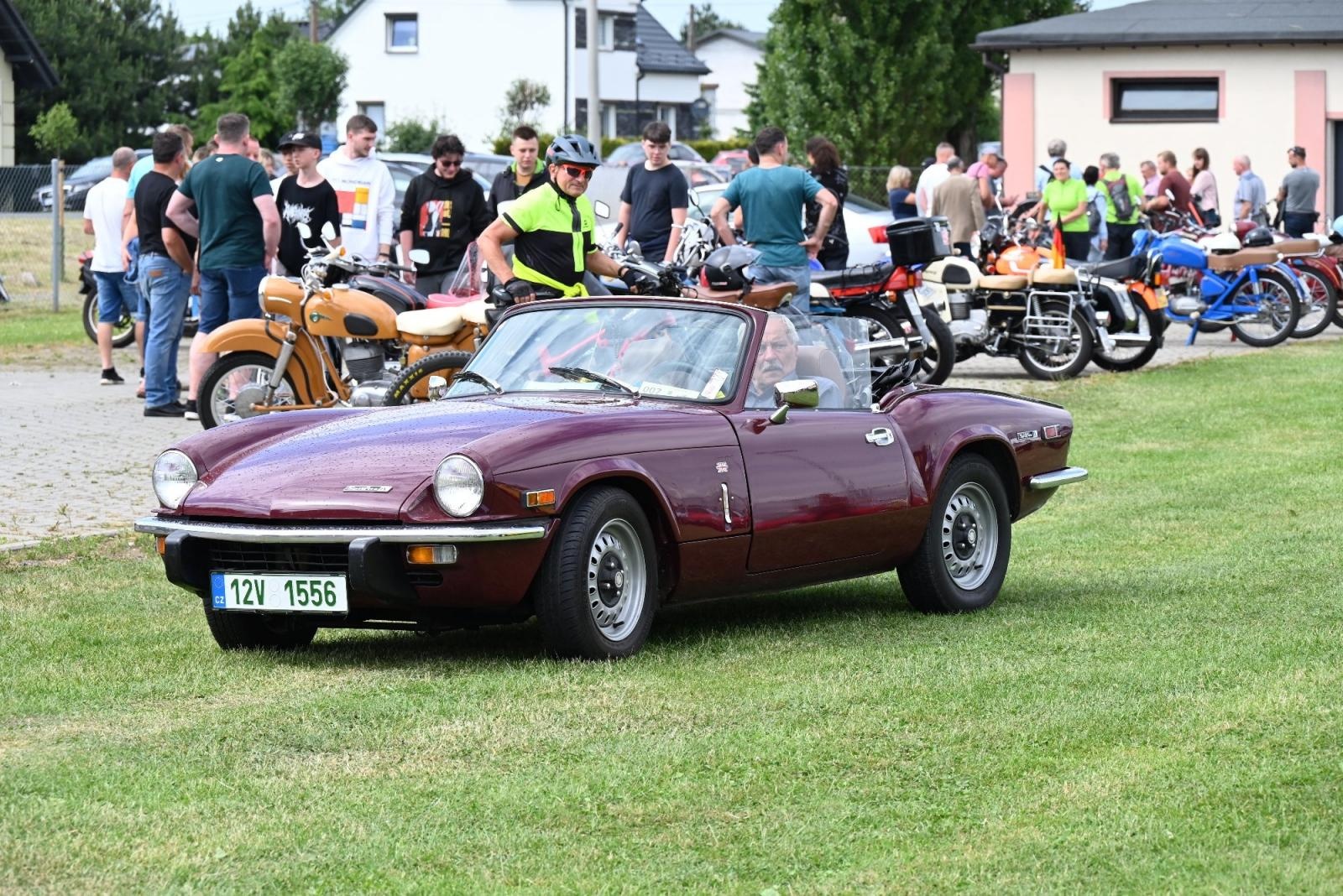 Zdjęcie w galerii na portalu naszraciborz.pl: Zlot w Zabełkowie. Stroje skrojone pod model oldtimera  wiadomości z regionu