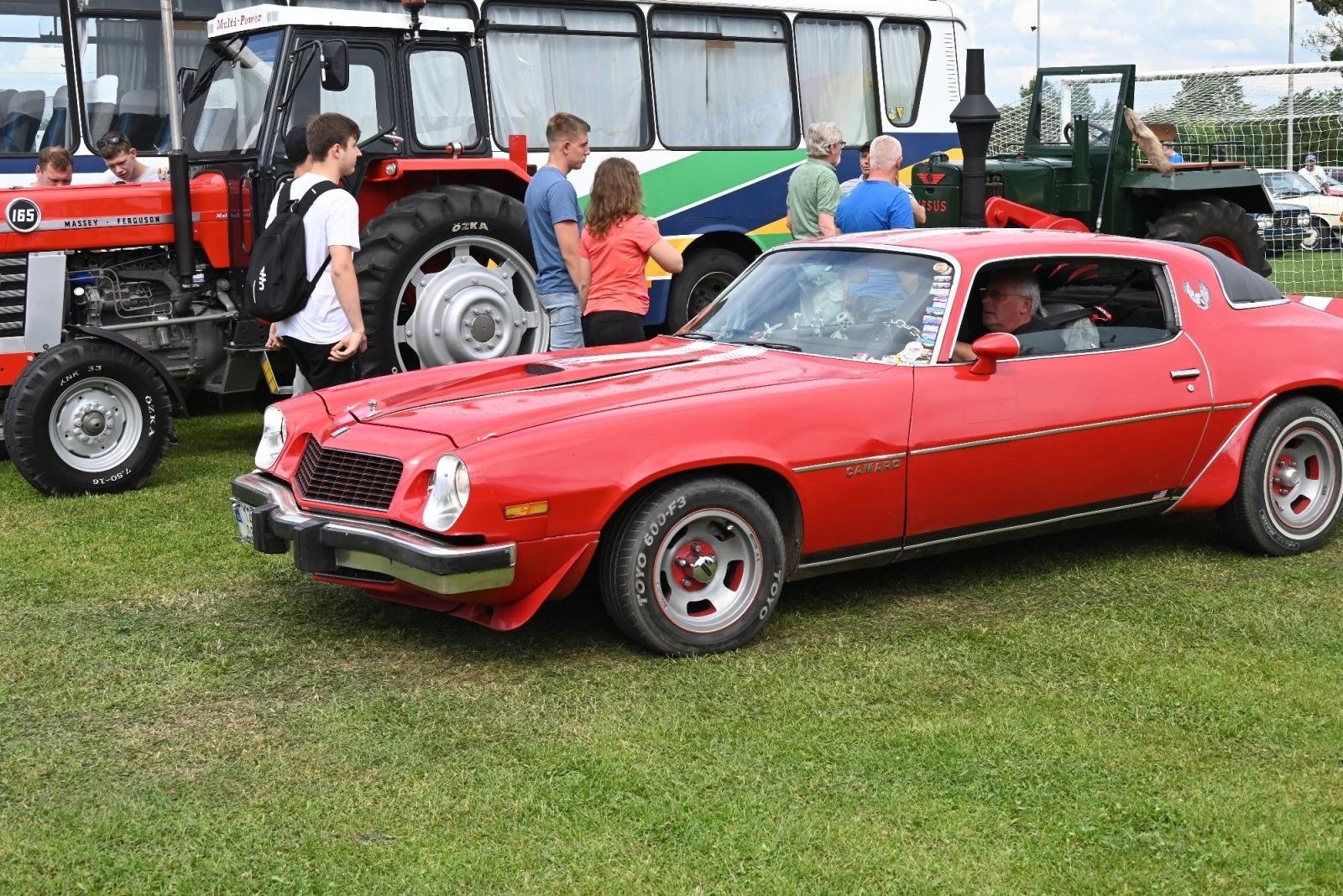 Zdjęcie w galerii na portalu naszraciborz.pl: Zlot w Zabełkowie. Stroje skrojone pod model oldtimera  wiadomości z regionu