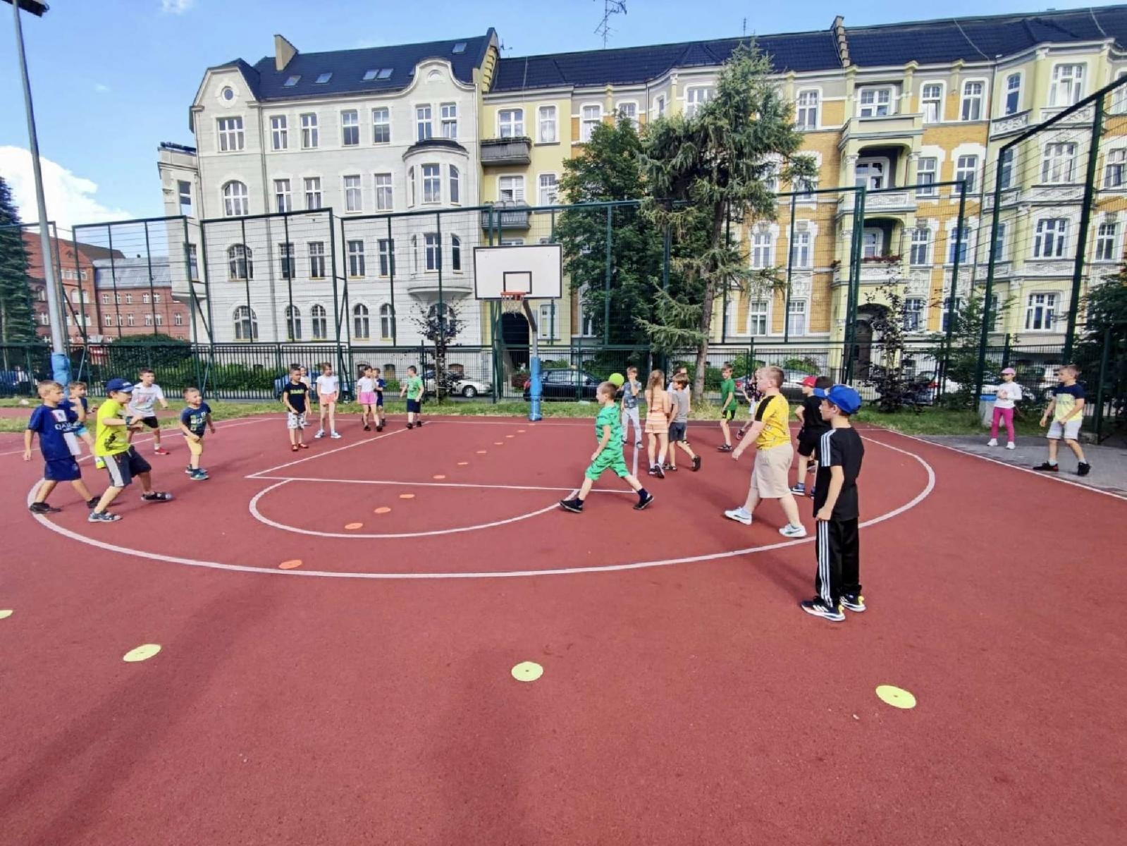 Zdjęcie w galerii na portalu naszraciborz.pl: Przedwakacyjny rodzinny festyn w SP 13 wiadomości z regionu