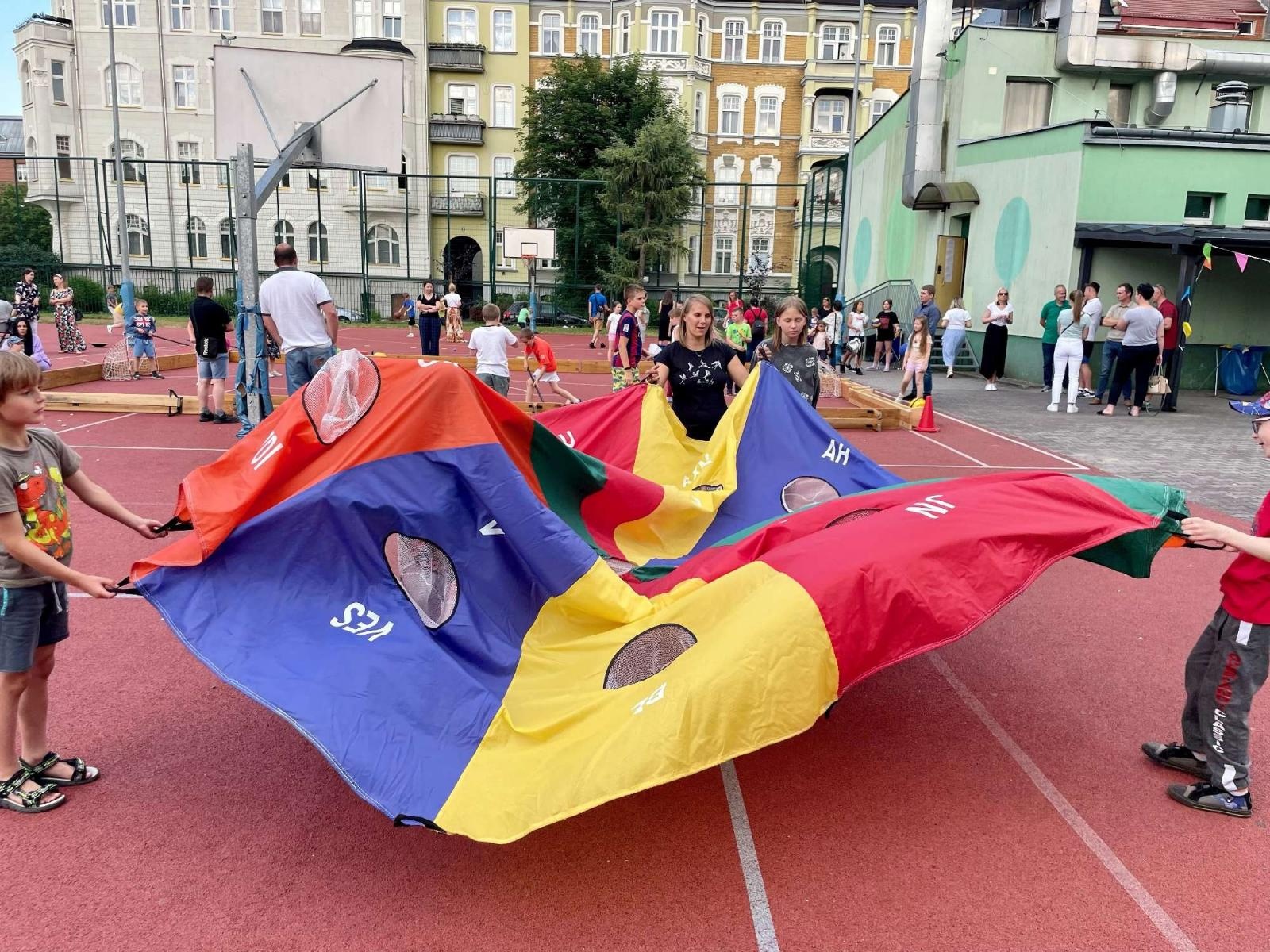 Zdjęcie w galerii na portalu naszraciborz.pl: Przedwakacyjny rodzinny festyn w SP 13 wiadomości z regionu