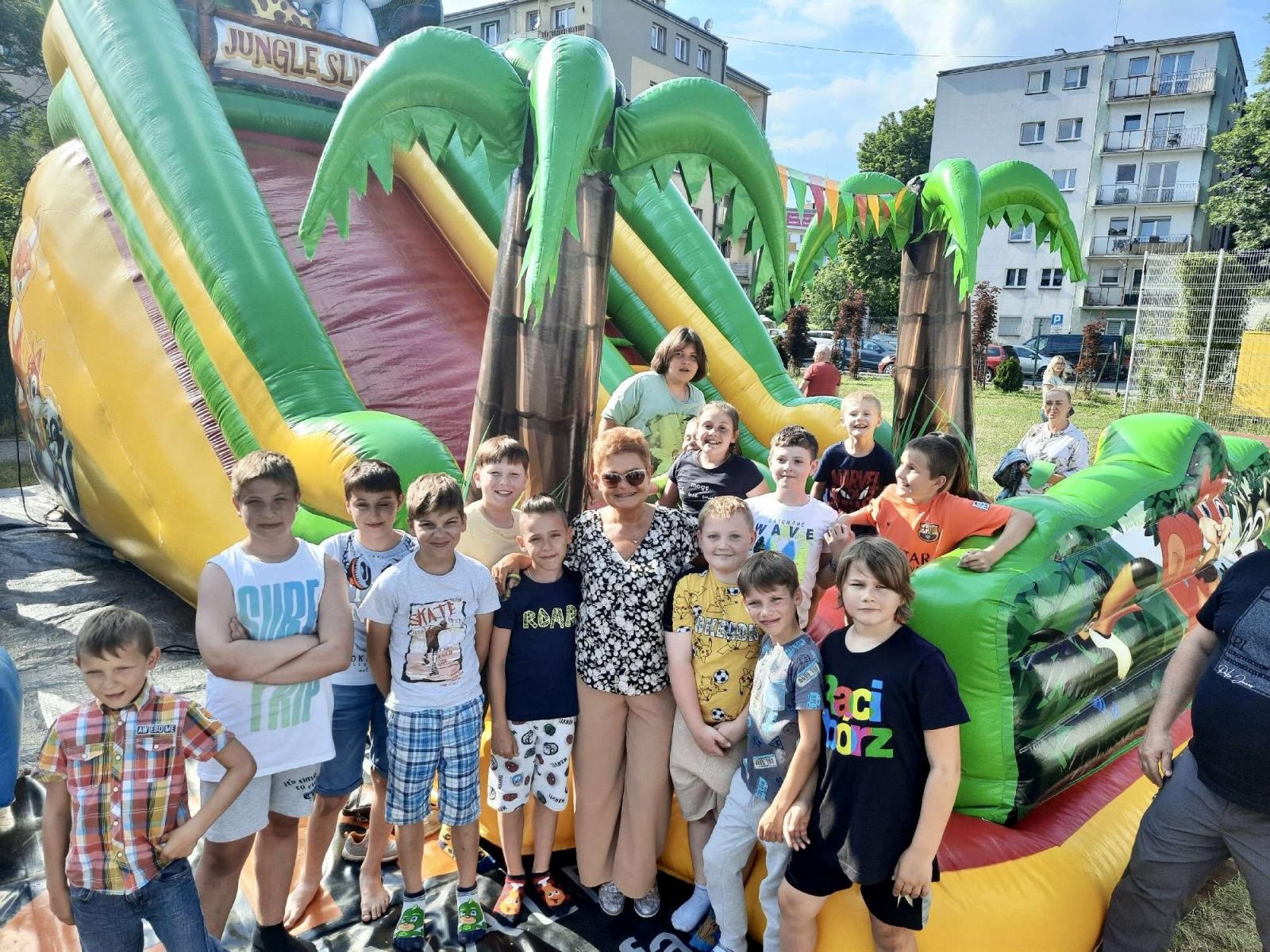 Zdjęcie w galerii na portalu naszraciborz.pl: Przedwakacyjny rodzinny festyn w SP 13 wiadomości z regionu