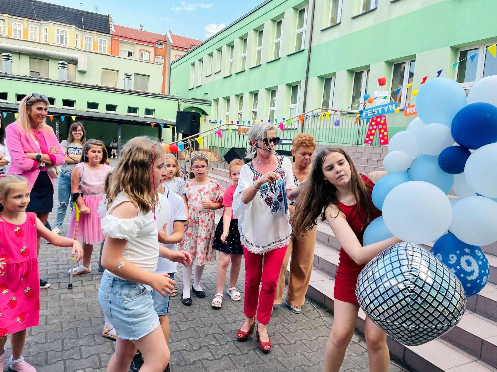 Zdjęcie w galerii na portalu naszraciborz.pl: Przedwakacyjny rodzinny festyn w SP 13 wiadomości z regionu