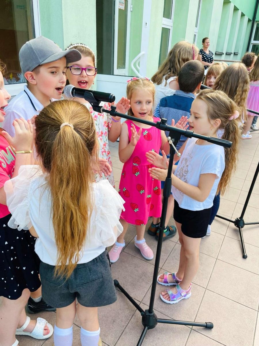 Zdjęcie w galerii na portalu naszraciborz.pl: Przedwakacyjny rodzinny festyn w SP 13 wiadomości z regionu