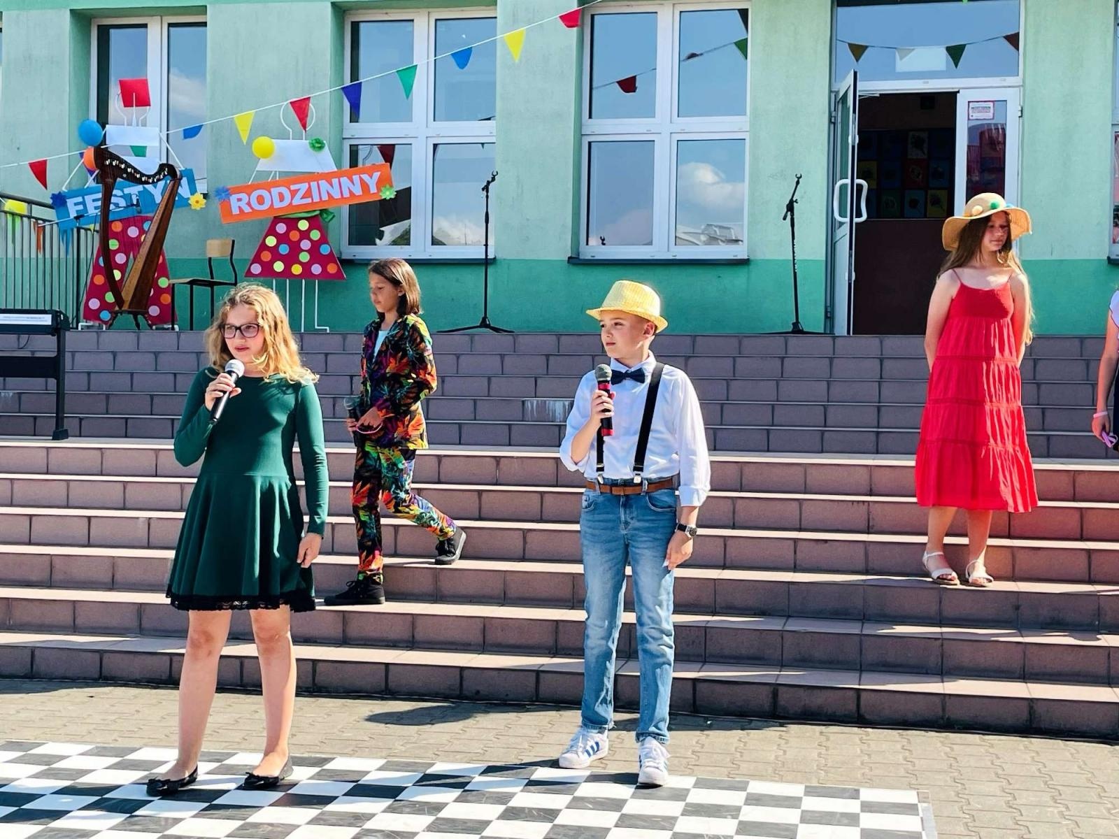 Zdjęcie w galerii na portalu naszraciborz.pl: Przedwakacyjny rodzinny festyn w SP 13 wiadomości z regionu