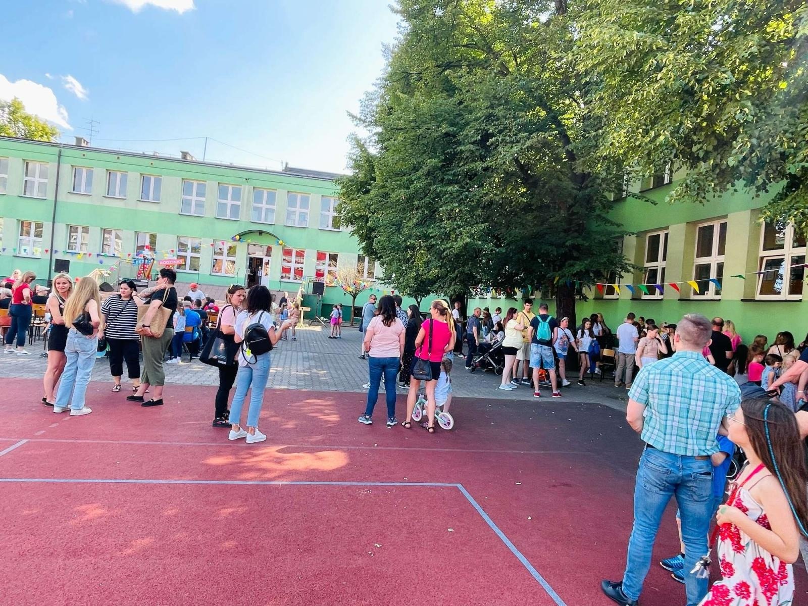 Zdjęcie w galerii na portalu naszraciborz.pl: Przedwakacyjny rodzinny festyn w SP 13 wiadomości z regionu