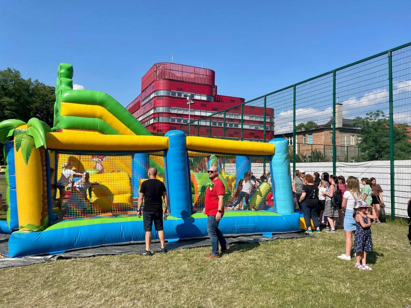 Zdjęcie w galerii na portalu naszraciborz.pl: Przedwakacyjny rodzinny festyn w SP 13 wiadomości z regionu