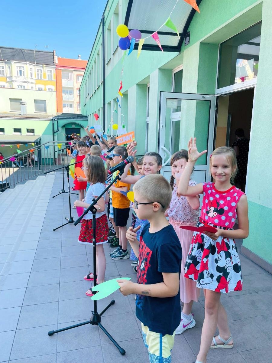 Zdjęcie w galerii na portalu naszraciborz.pl: Przedwakacyjny rodzinny festyn w SP 13 wiadomości z regionu
