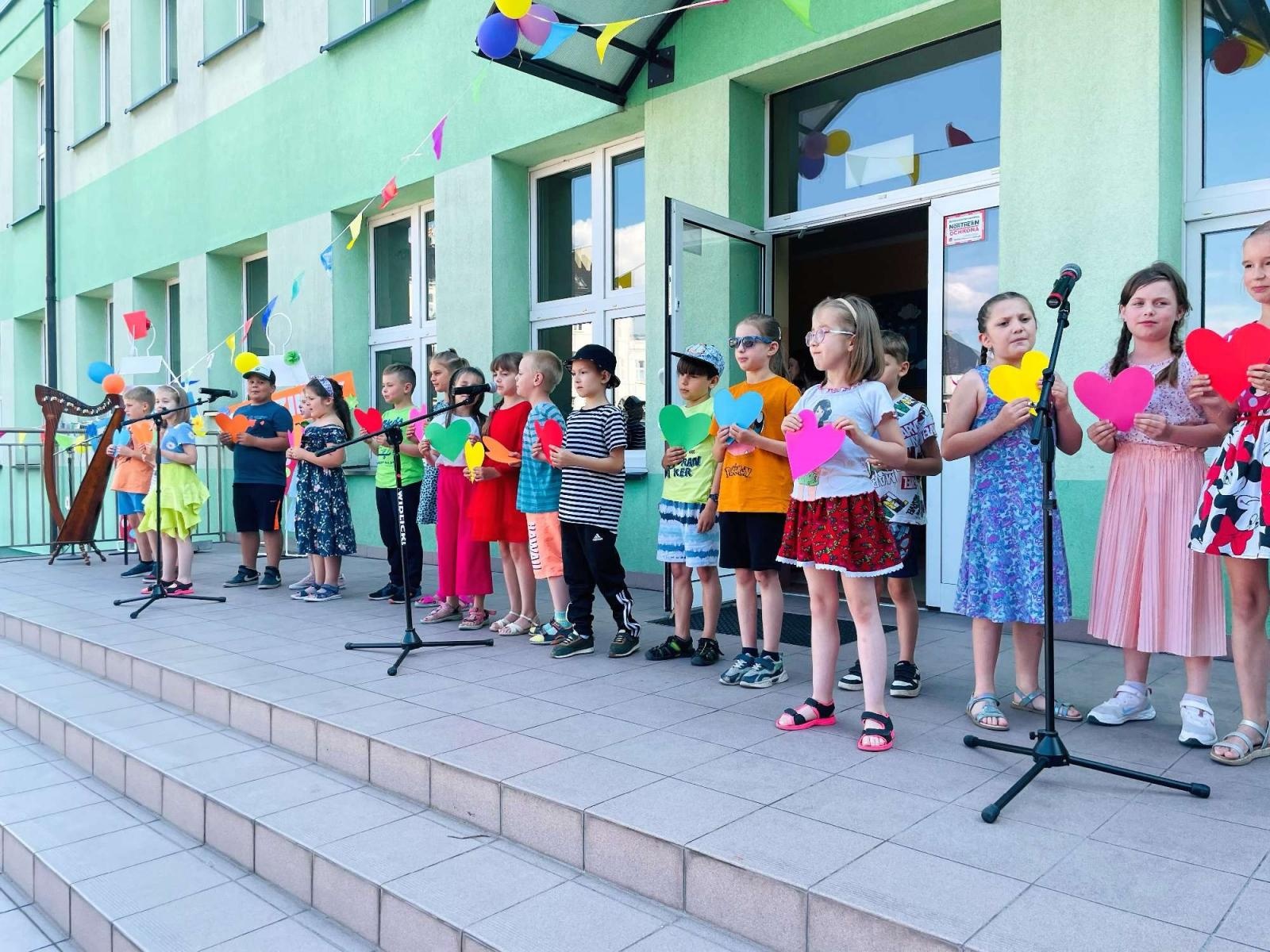 Zdjęcie w galerii na portalu naszraciborz.pl: Przedwakacyjny rodzinny festyn w SP 13 wiadomości z regionu