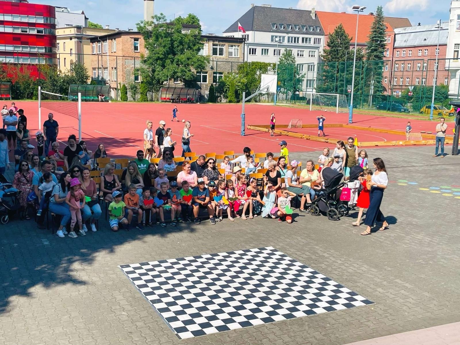 Zdjęcie w galerii na portalu naszraciborz.pl: Przedwakacyjny rodzinny festyn w SP 13 wiadomości z regionu