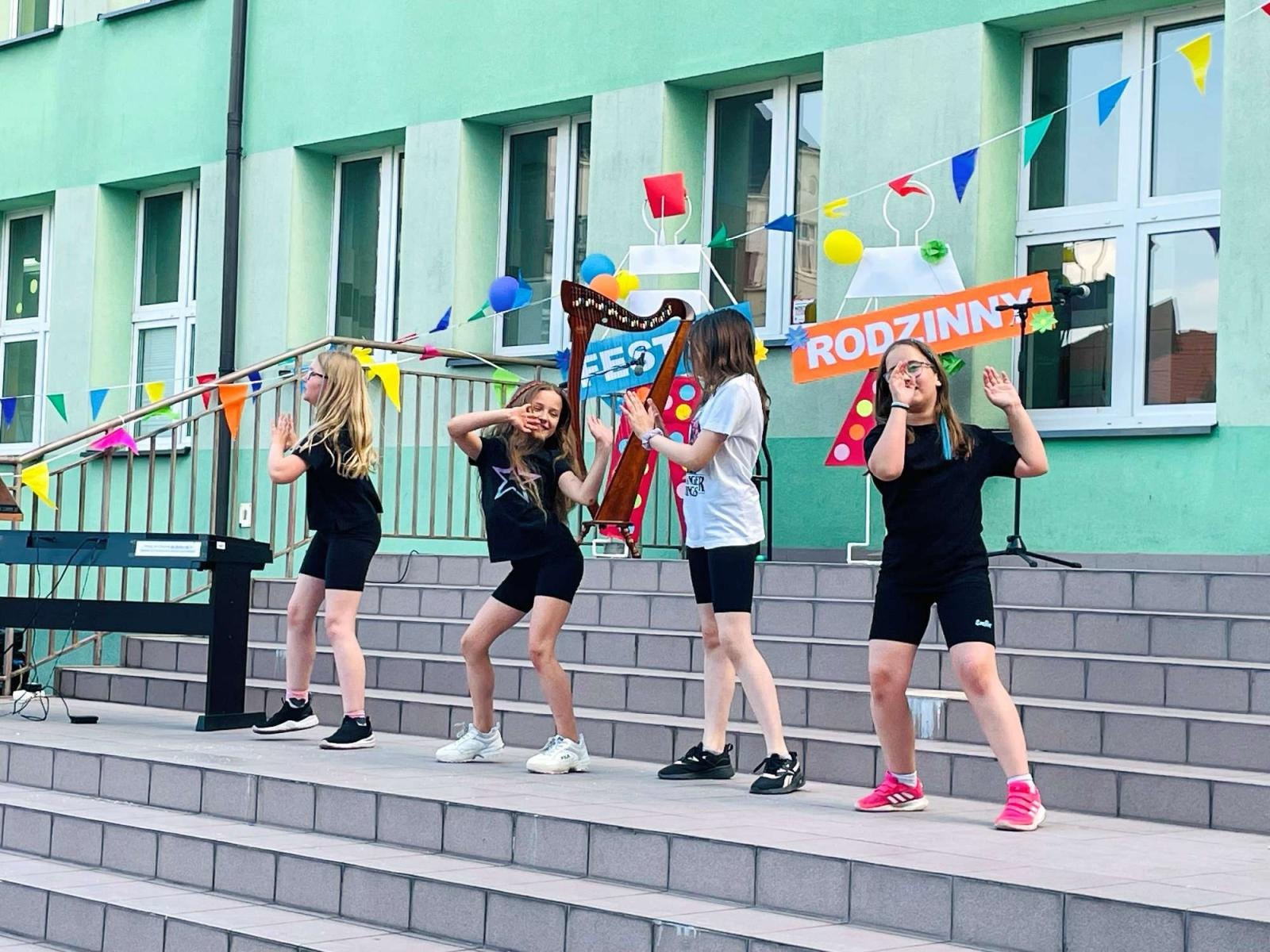 Zdjęcie w galerii na portalu naszraciborz.pl: Przedwakacyjny rodzinny festyn w SP 13 wiadomości z regionu