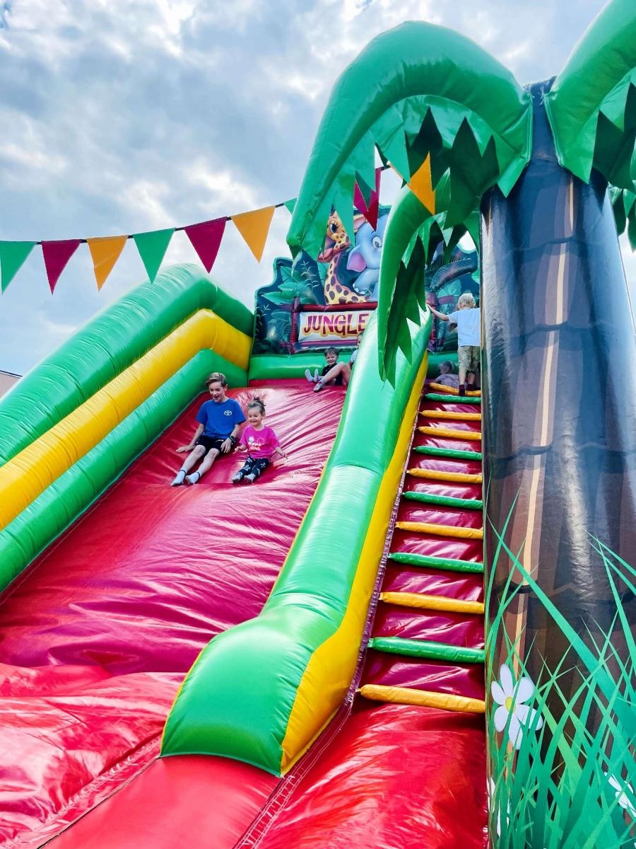 Zdjęcie w galerii na portalu naszraciborz.pl: Przedwakacyjny rodzinny festyn w SP 13 wiadomości z regionu