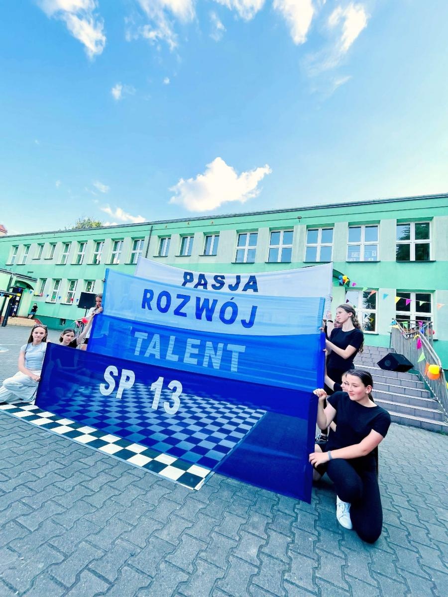 Zdjęcie w galerii na portalu naszraciborz.pl: Przedwakacyjny rodzinny festyn w SP 13 wiadomości z regionu