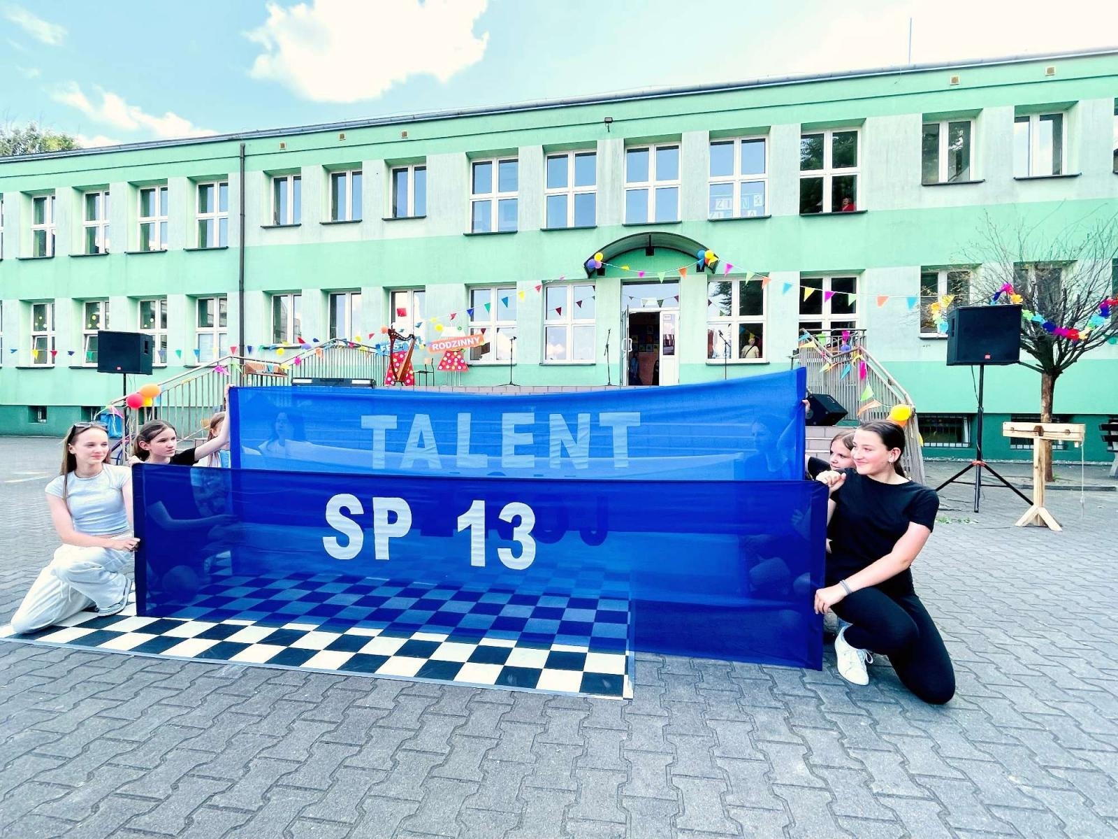 Zdjęcie w galerii na portalu naszraciborz.pl: Przedwakacyjny rodzinny festyn w SP 13 wiadomości z regionu