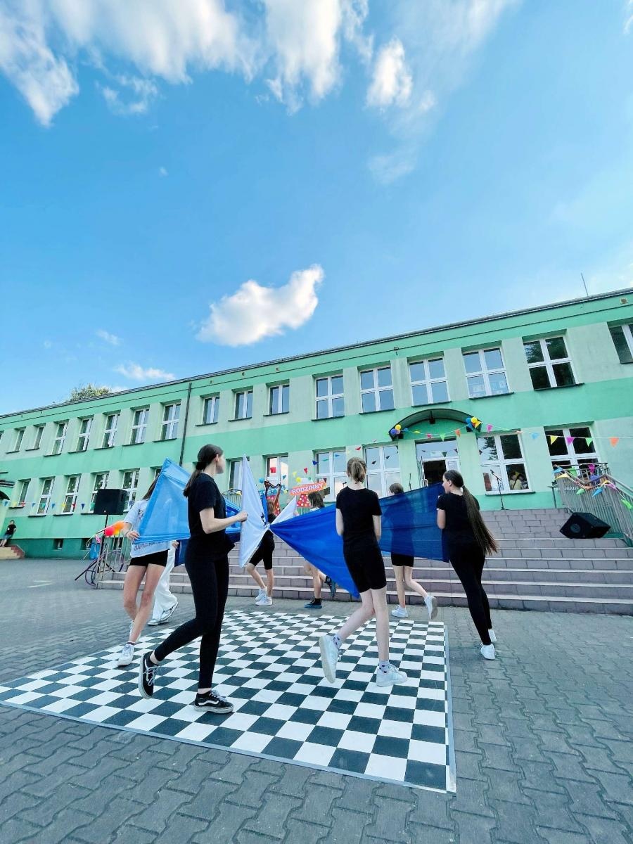 Zdjęcie w galerii na portalu naszraciborz.pl: Przedwakacyjny rodzinny festyn w SP 13 wiadomości z regionu