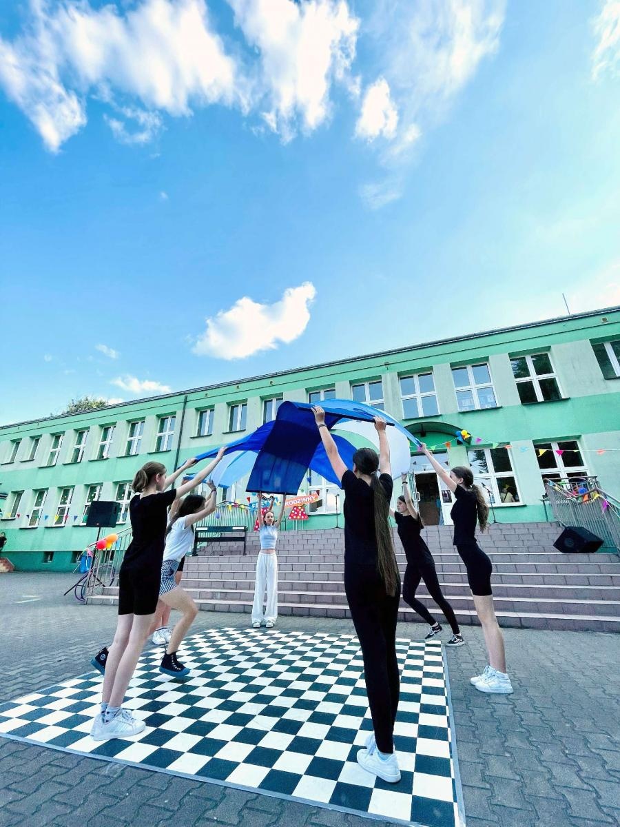 Zdjęcie w galerii na portalu naszraciborz.pl: Przedwakacyjny rodzinny festyn w SP 13 wiadomości z regionu