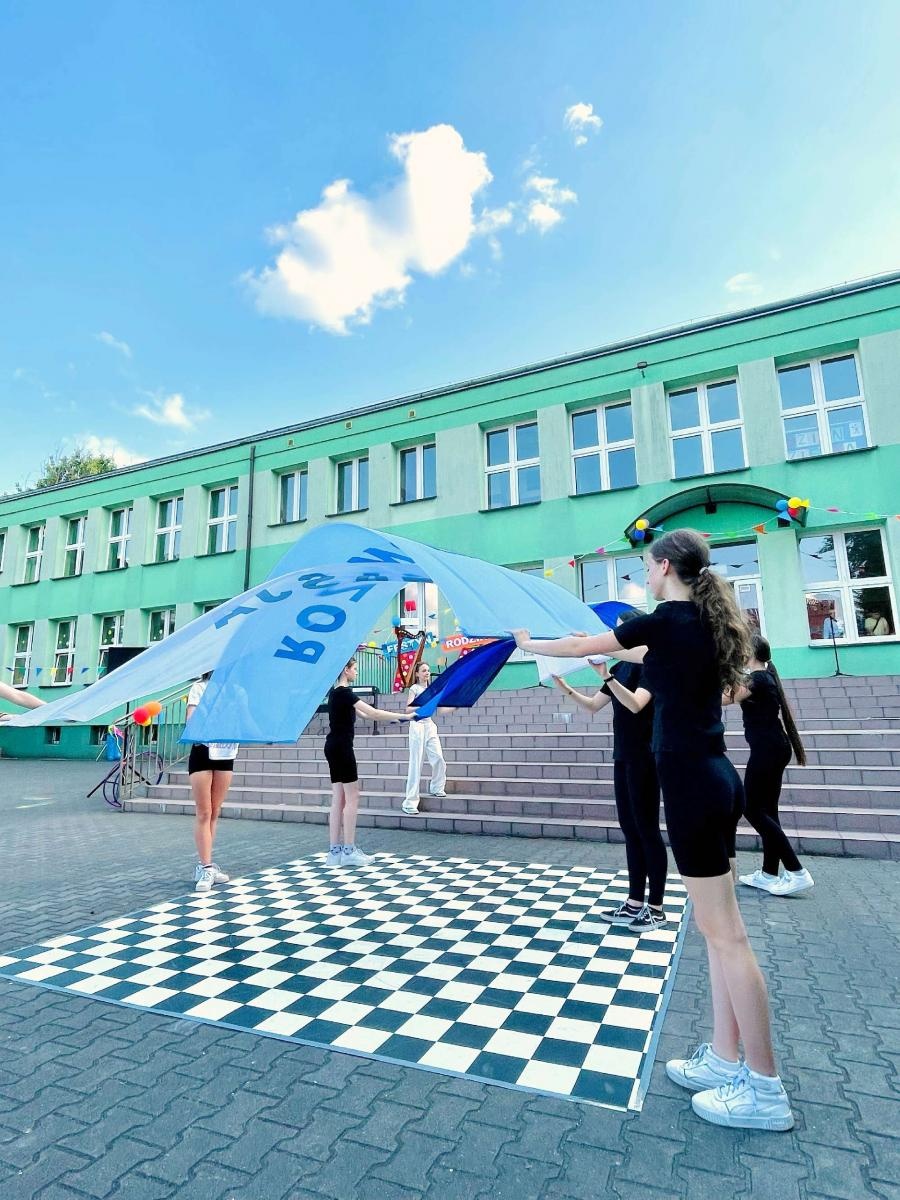Zdjęcie w galerii na portalu naszraciborz.pl: Przedwakacyjny rodzinny festyn w SP 13 wiadomości z regionu