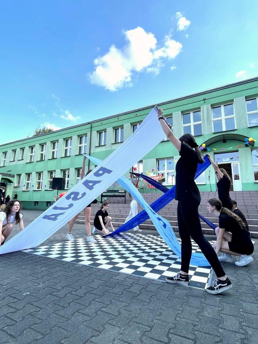 Zdjęcie w galerii na portalu naszraciborz.pl: Przedwakacyjny rodzinny festyn w SP 13 wiadomości z regionu