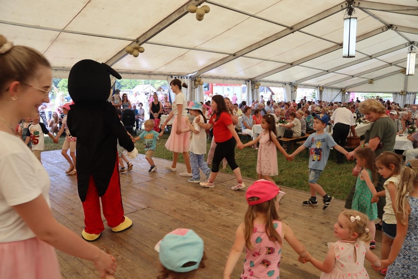 Zdjęcie w galerii na portalu naszraciborz.pl: 800 lat Sławikowa. Parafia hucznie świętowała urodziny wiadomości z regionu