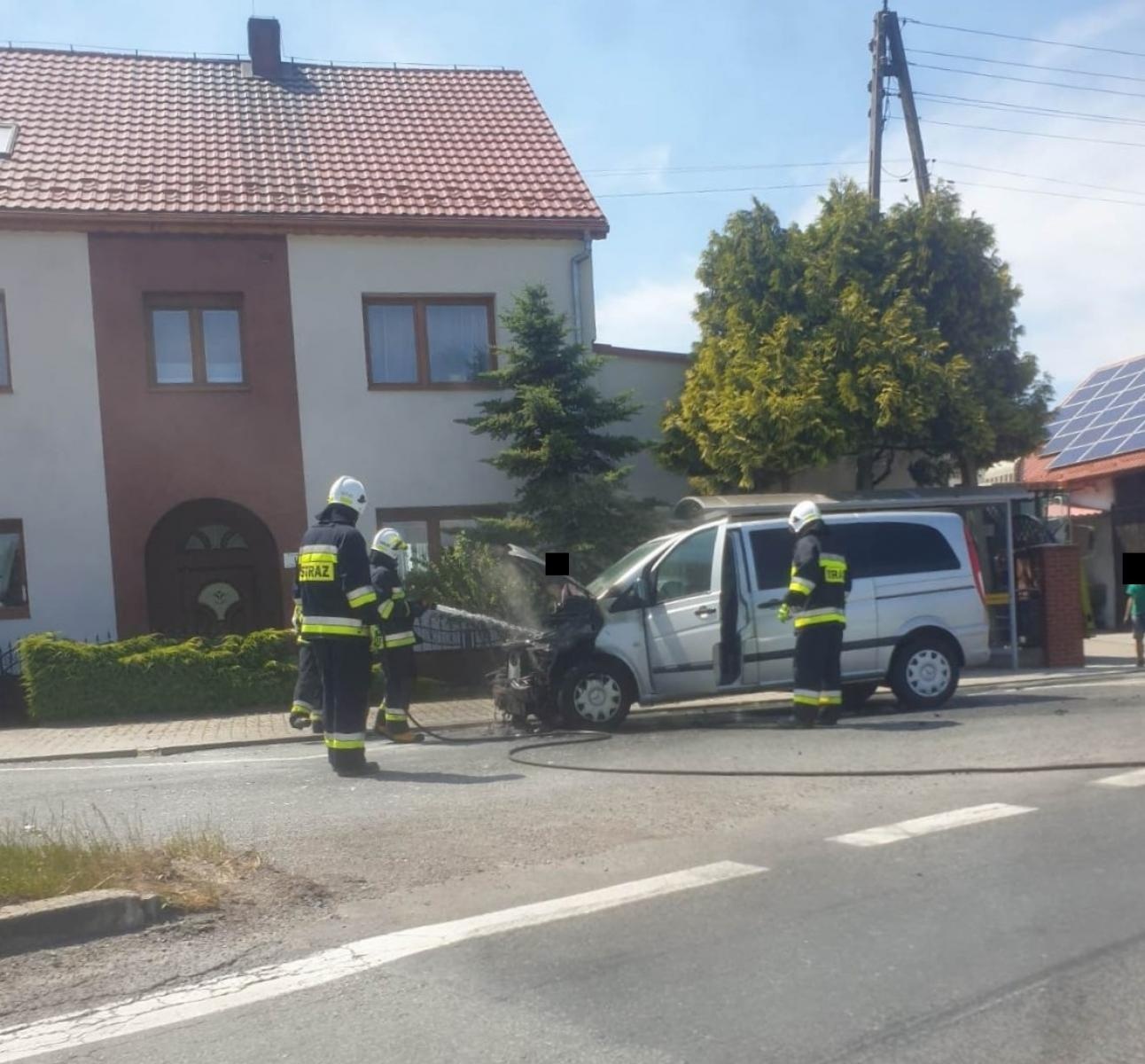 Zdjęcie w galerii na portalu naszraciborz.pl: Pożar mercedesa w Rudyszwałdzie wiadomości z regionu