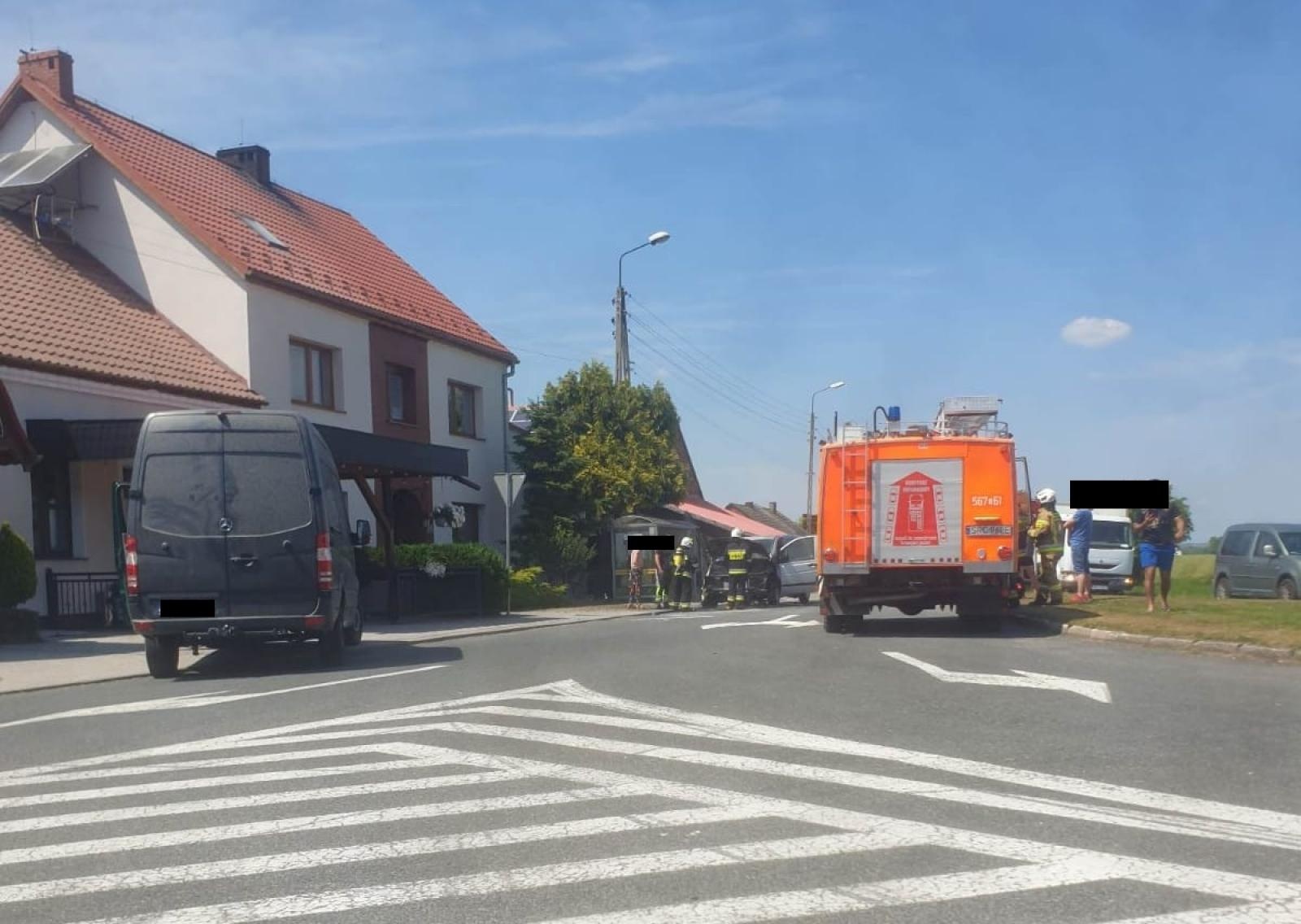 Zdjęcie w galerii na portalu naszraciborz.pl: Pożar mercedesa w Rudyszwałdzie wiadomości z regionu
