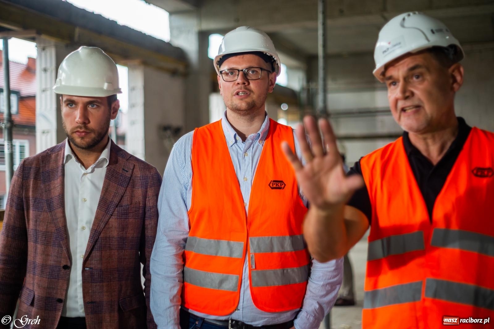 Zdjęcie w galerii na portalu naszraciborz.pl: Dwaj wiceministrowie z wizytą na budowie raciborskiego dworca [FOTO i WIDEO] wiadomości z regionu