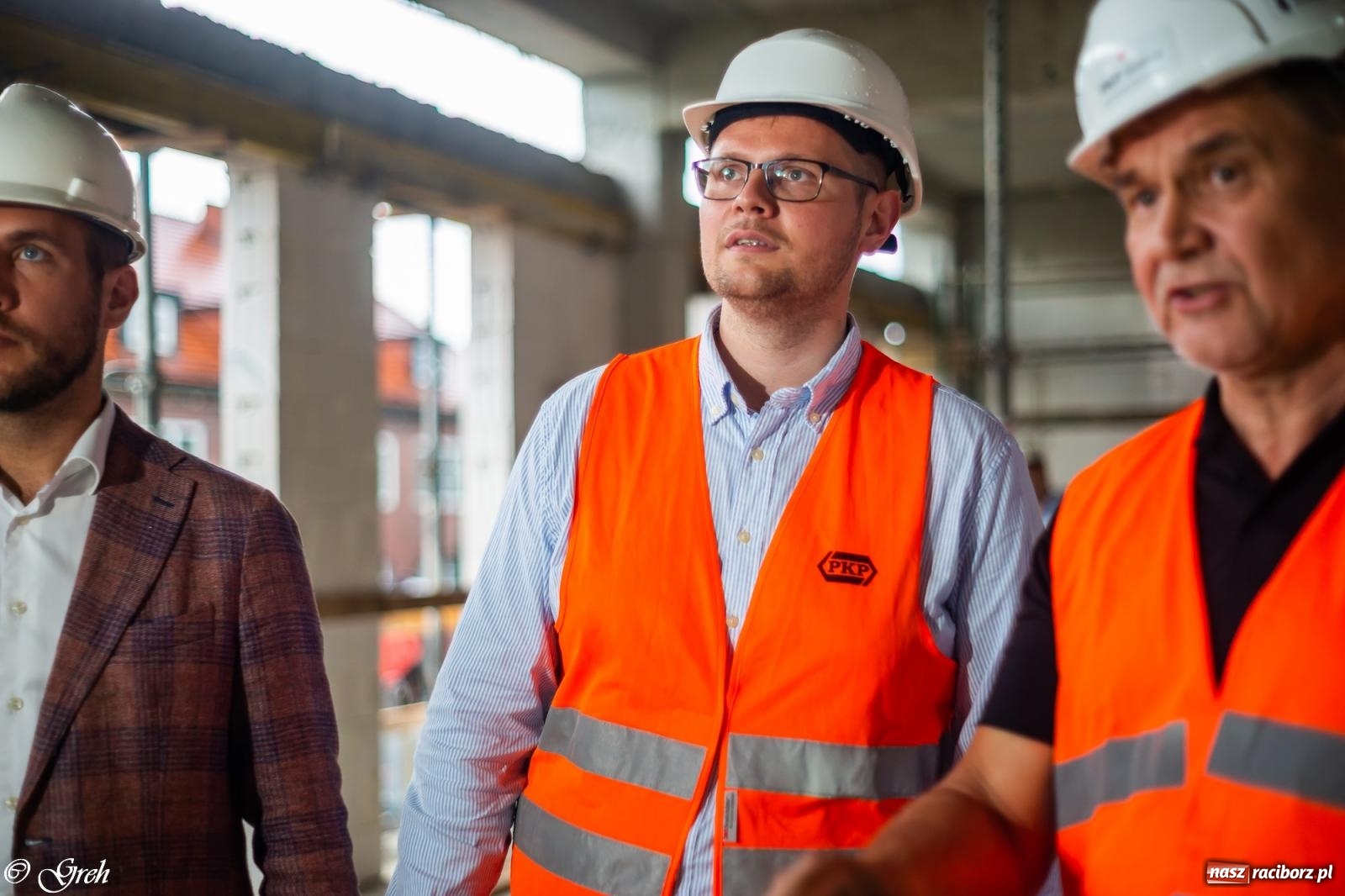 Zdjęcie w galerii na portalu naszraciborz.pl: Dwaj wiceministrowie z wizytą na budowie raciborskiego dworca [FOTO i WIDEO] wiadomości z regionu