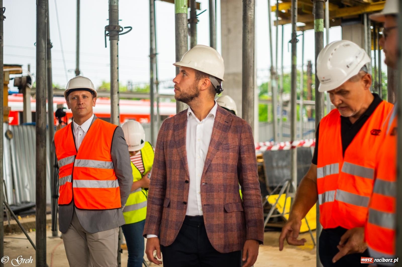 Zdjęcie w galerii na portalu naszraciborz.pl: Dwaj wiceministrowie z wizytą na budowie raciborskiego dworca [FOTO i WIDEO] wiadomości z regionu