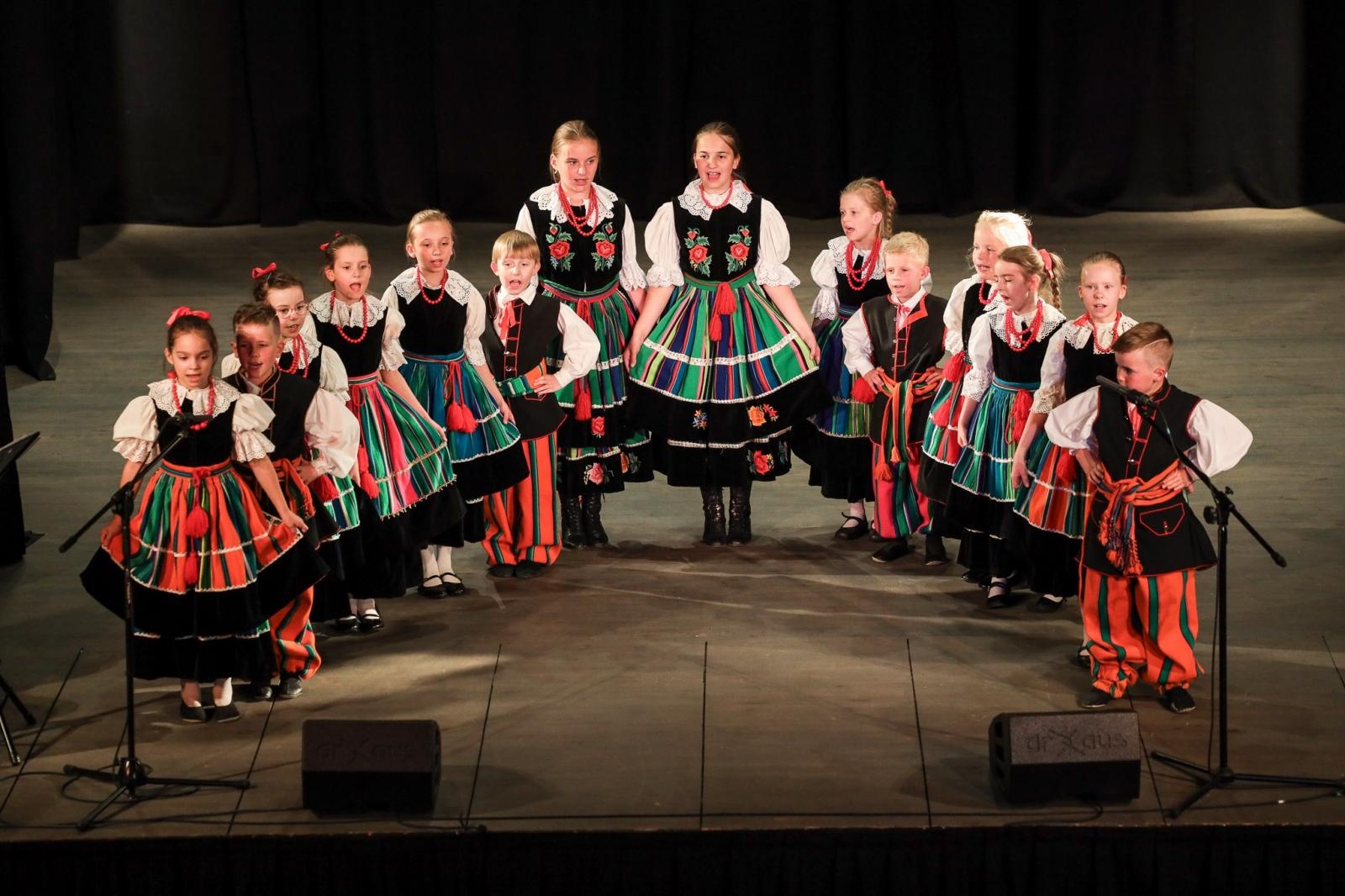 Zdjęcie w galerii na portalu naszraciborz.pl: Gospodynie i tancerze. Niecodzienny koncert w Strzesze wiadomości z regionu