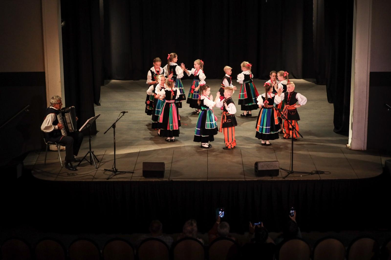 Zdjęcie w galerii na portalu naszraciborz.pl: Gospodynie i tancerze. Niecodzienny koncert w Strzesze wiadomości z regionu