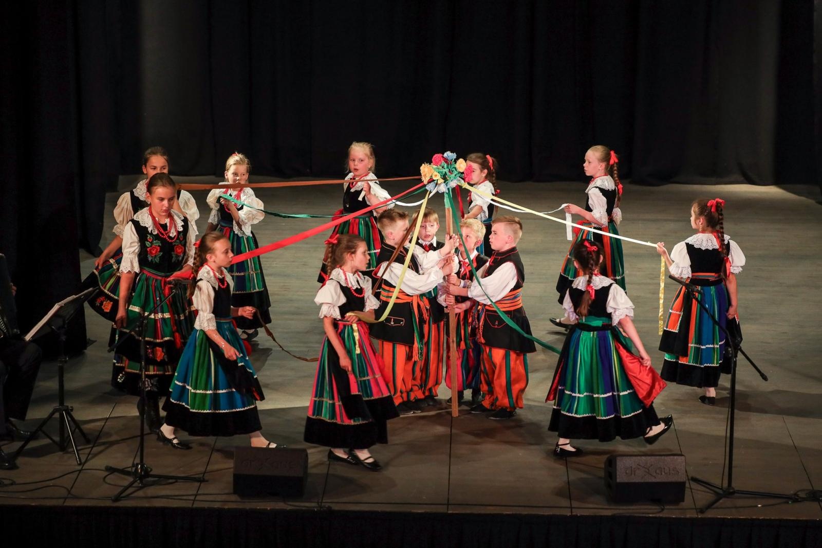 Zdjęcie w galerii na portalu naszraciborz.pl: Gospodynie i tancerze. Niecodzienny koncert w Strzesze wiadomości z regionu