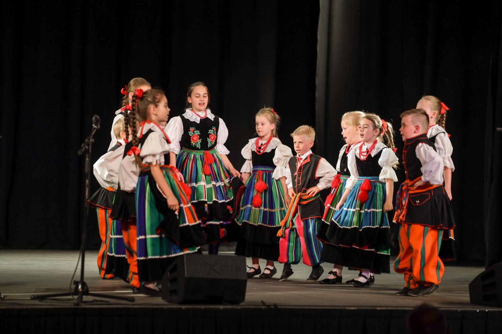 Zdjęcie w galerii na portalu naszraciborz.pl: Gospodynie i tancerze. Niecodzienny koncert w Strzesze wiadomości z regionu