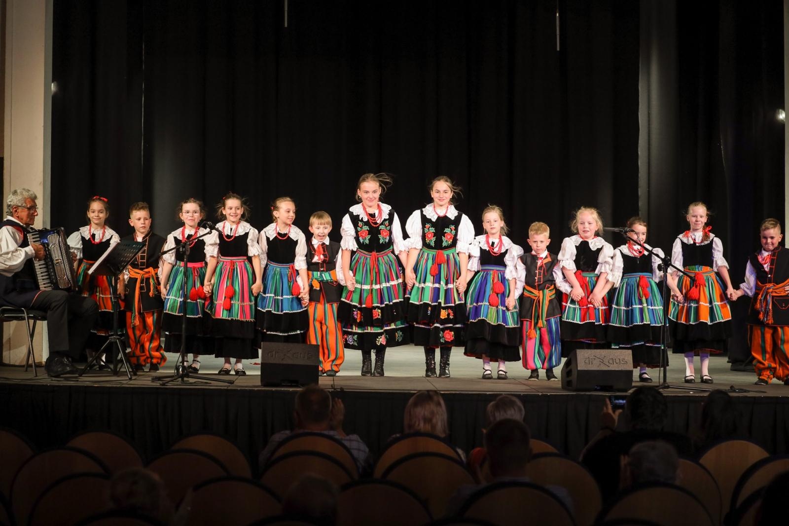 Zdjęcie w galerii na portalu naszraciborz.pl: Gospodynie i tancerze. Niecodzienny koncert w Strzesze wiadomości z regionu