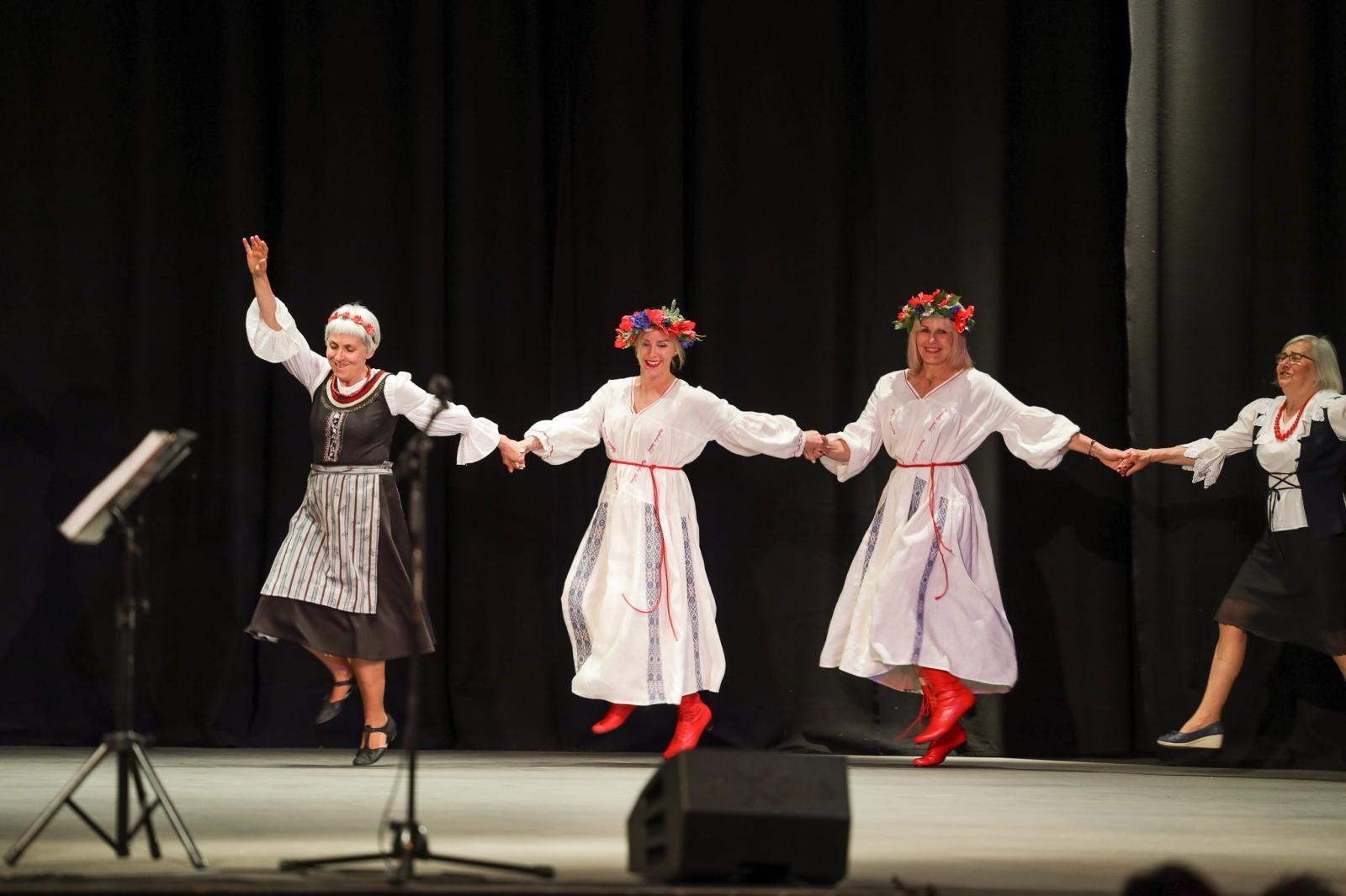 Zdjęcie w galerii na portalu naszraciborz.pl: Gospodynie i tancerze. Niecodzienny koncert w Strzesze wiadomości z regionu