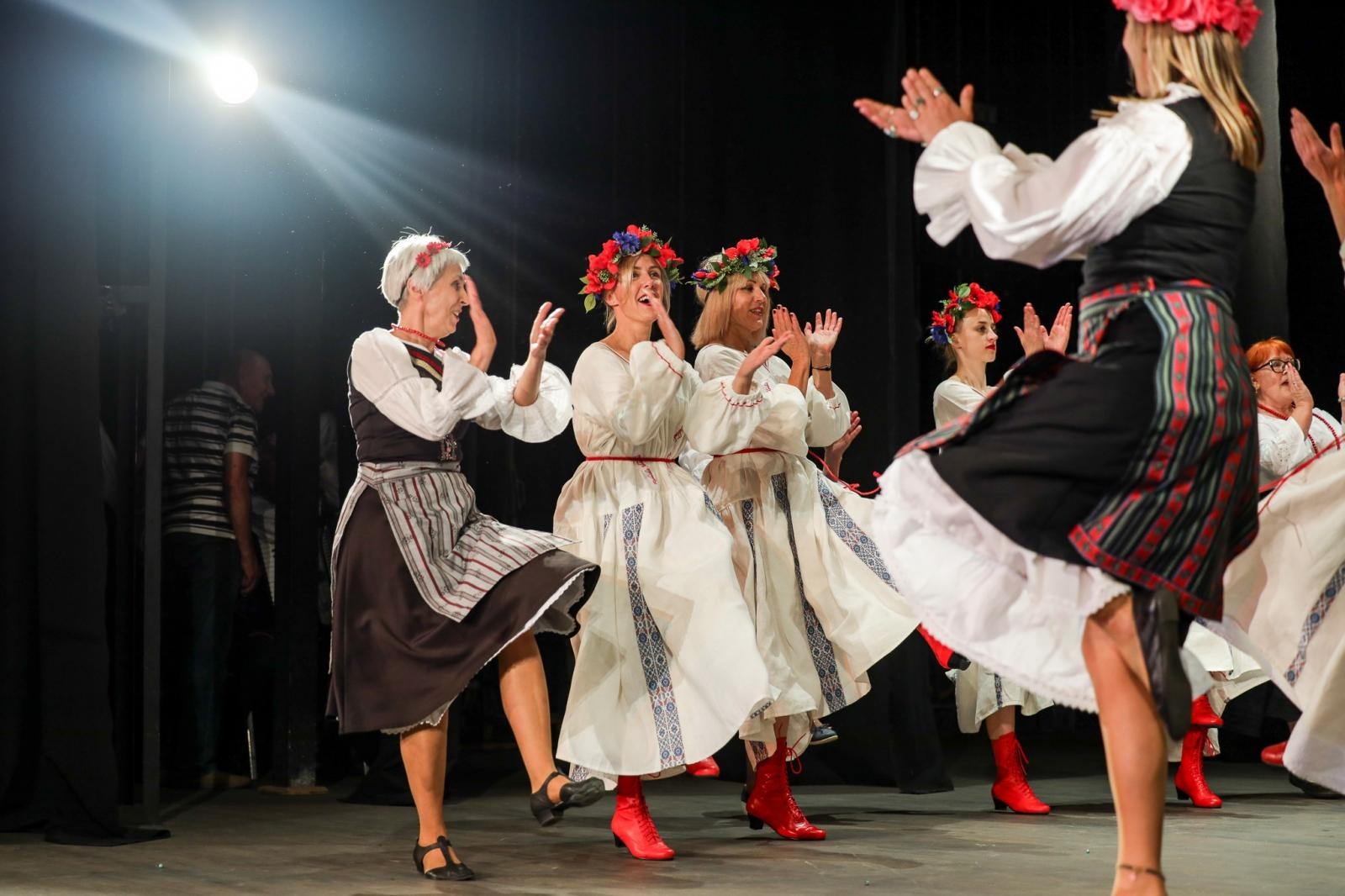 Zdjęcie w galerii na portalu naszraciborz.pl: Gospodynie i tancerze. Niecodzienny koncert w Strzesze wiadomości z regionu