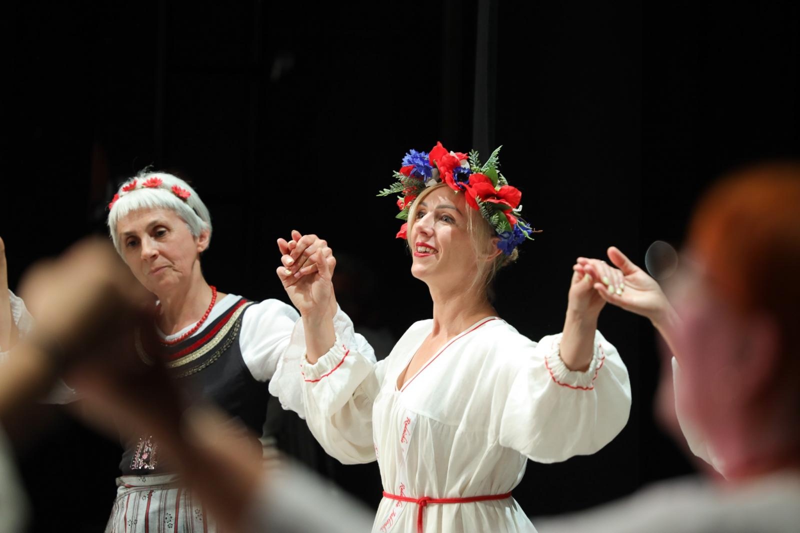 Zdjęcie w galerii na portalu naszraciborz.pl: Gospodynie i tancerze. Niecodzienny koncert w Strzesze wiadomości z regionu