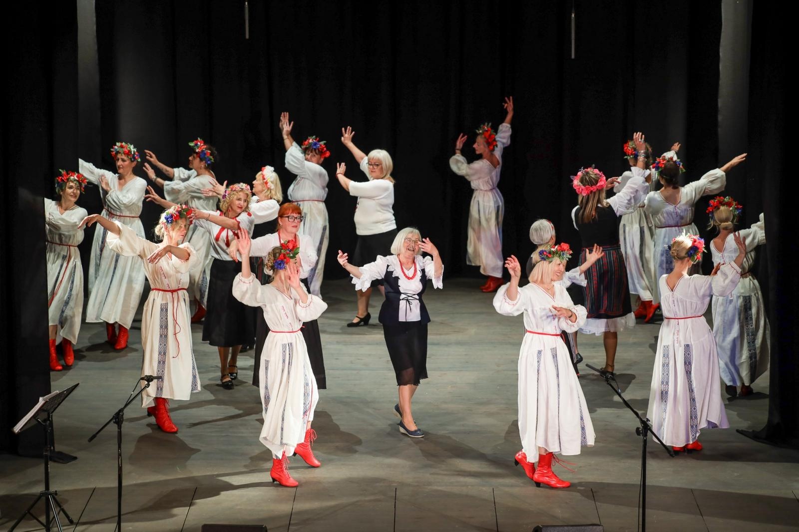 Zdjęcie w galerii na portalu naszraciborz.pl: Gospodynie i tancerze. Niecodzienny koncert w Strzesze wiadomości z regionu