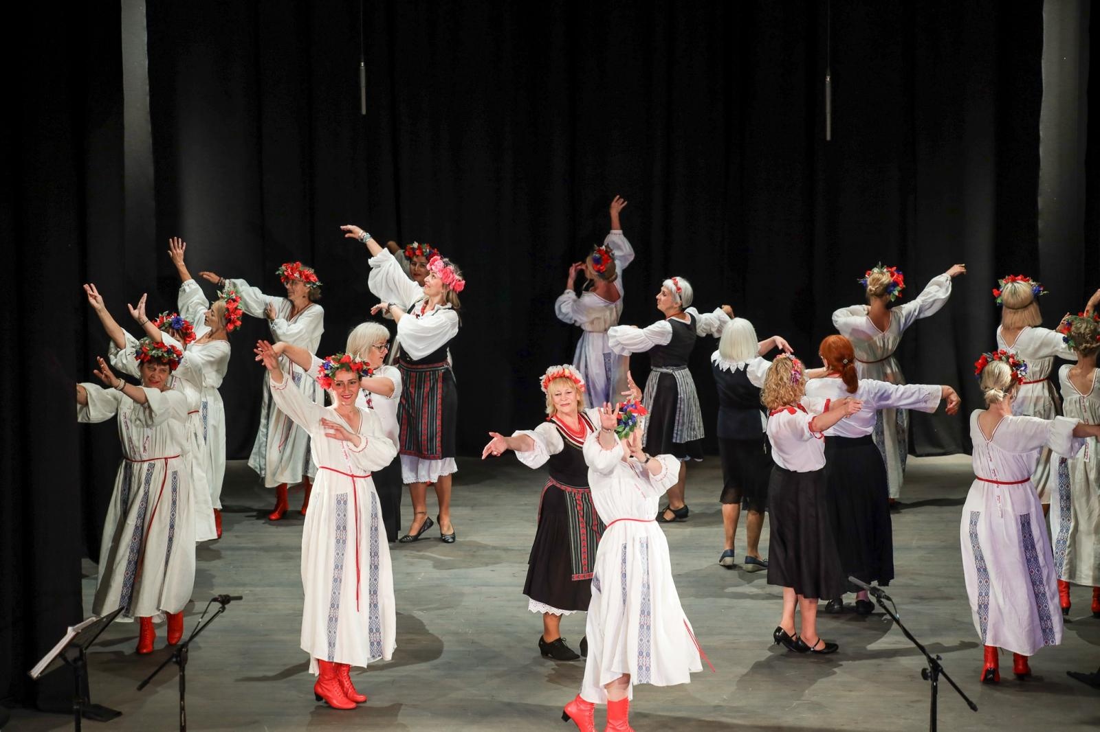 Zdjęcie w galerii na portalu naszraciborz.pl: Gospodynie i tancerze. Niecodzienny koncert w Strzesze wiadomości z regionu