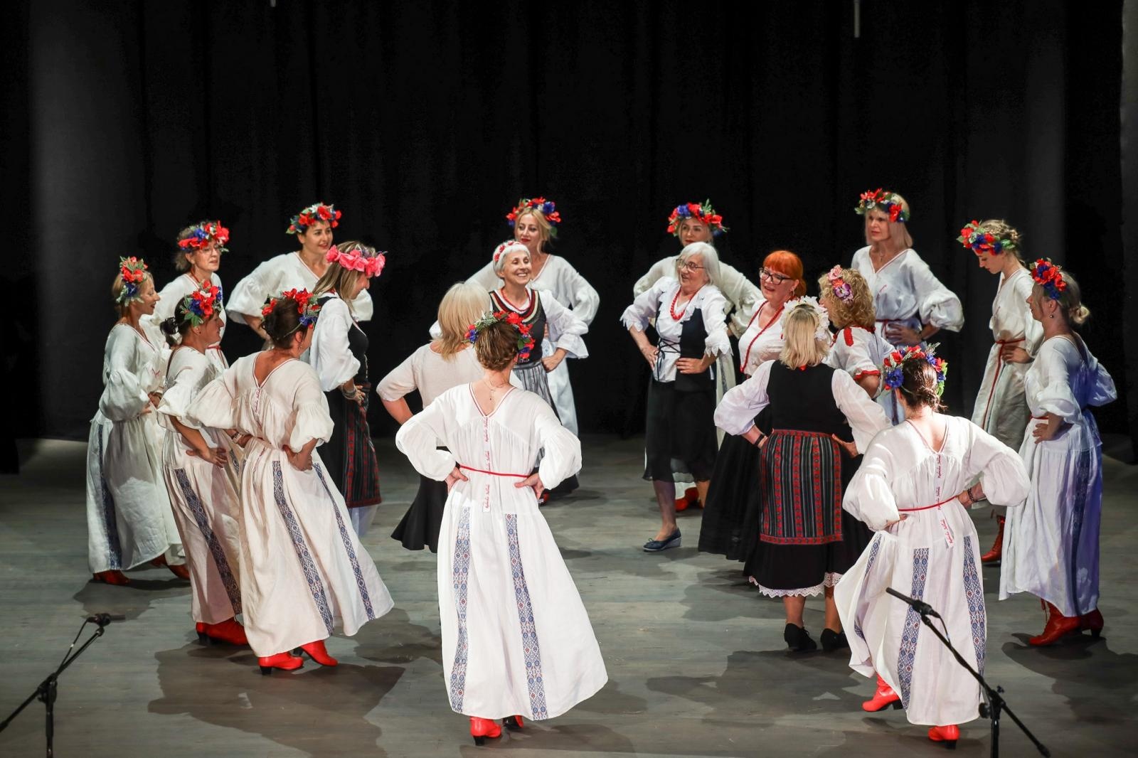 Zdjęcie w galerii na portalu naszraciborz.pl: Gospodynie i tancerze. Niecodzienny koncert w Strzesze wiadomości z regionu